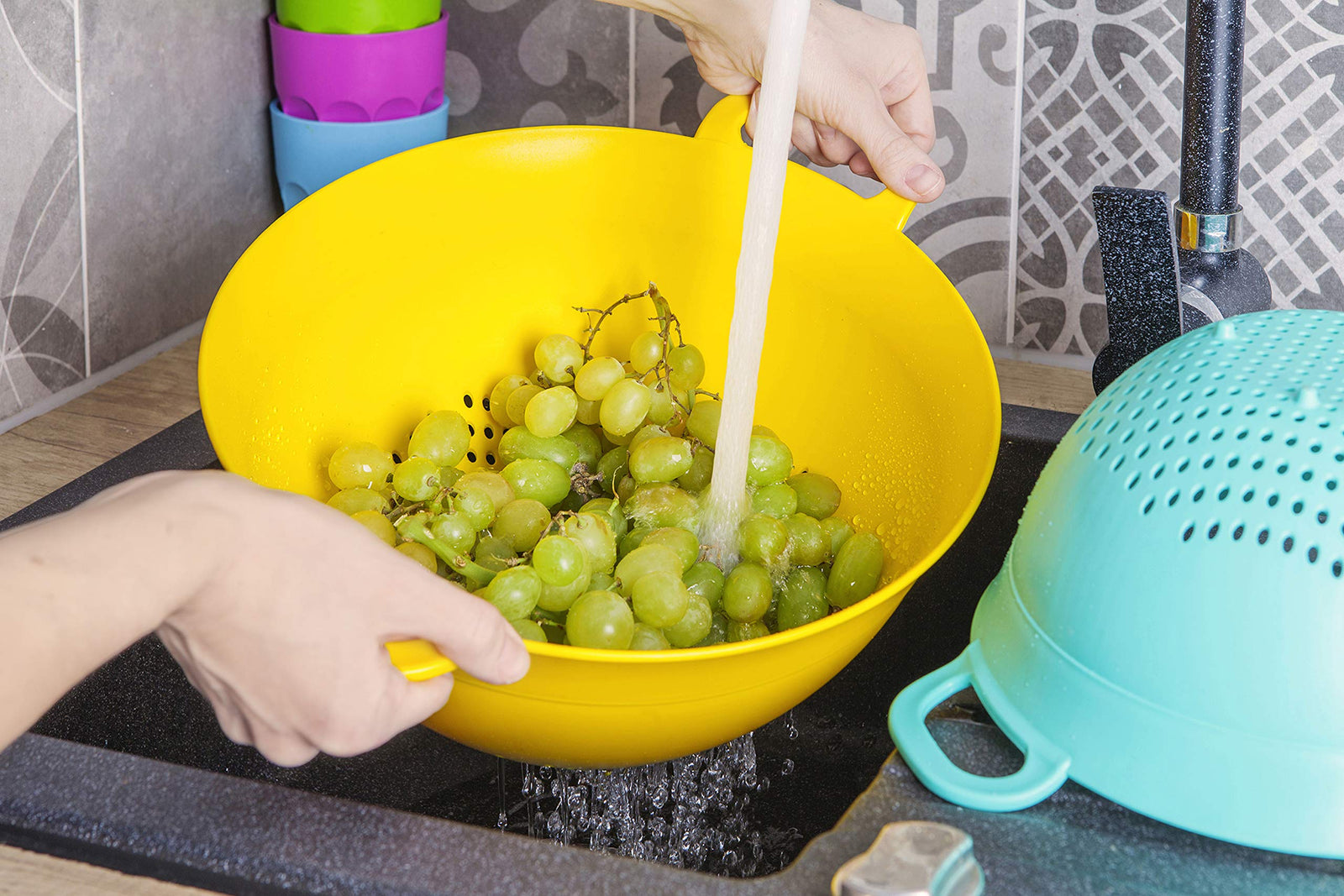  مصافي مينترا (3 قطع – باللون الفيروزي). تحتوي هذه المجموعة العملية والأنيقة على ثلاث مصافي بأحجام مختلفة مثالية لغسل الفواكه، الخضروات، المعكرونة وغيرها