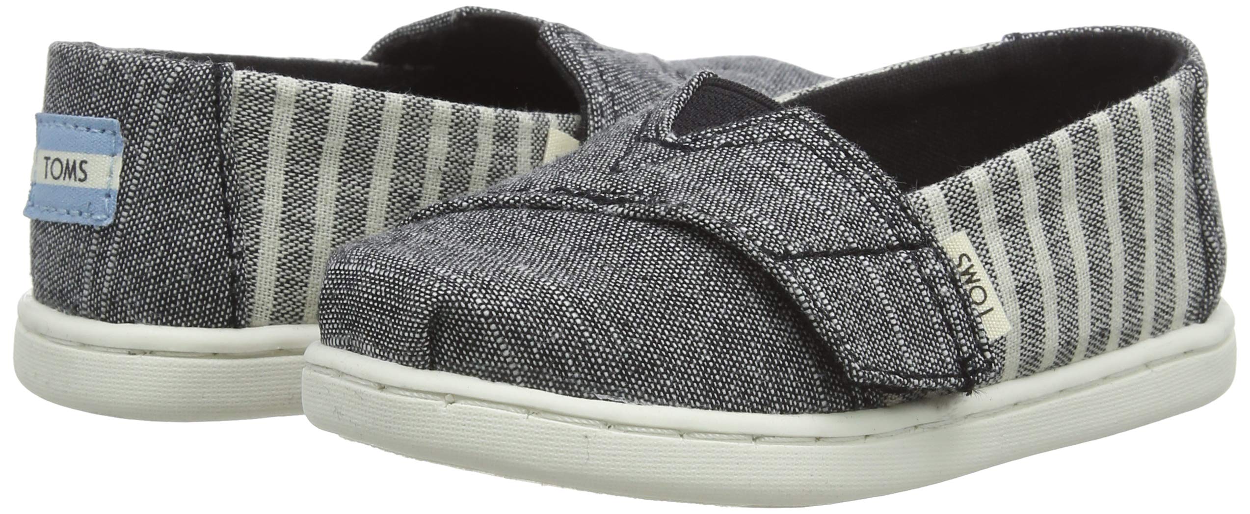 احرصي على أناقة وراحة طفلتك مع أحذية TOMS للبنات. مصنوعة من خامات خفيفة ومتينة، توفر راحة ودعماً طوال اليوم للأطفال النشطين. تتميز بتصميم سهل الارتداء مع نعل مرن، مما يجعلها مثالية للمدرسة، الخروج اليومي، – Safqqa Egypt