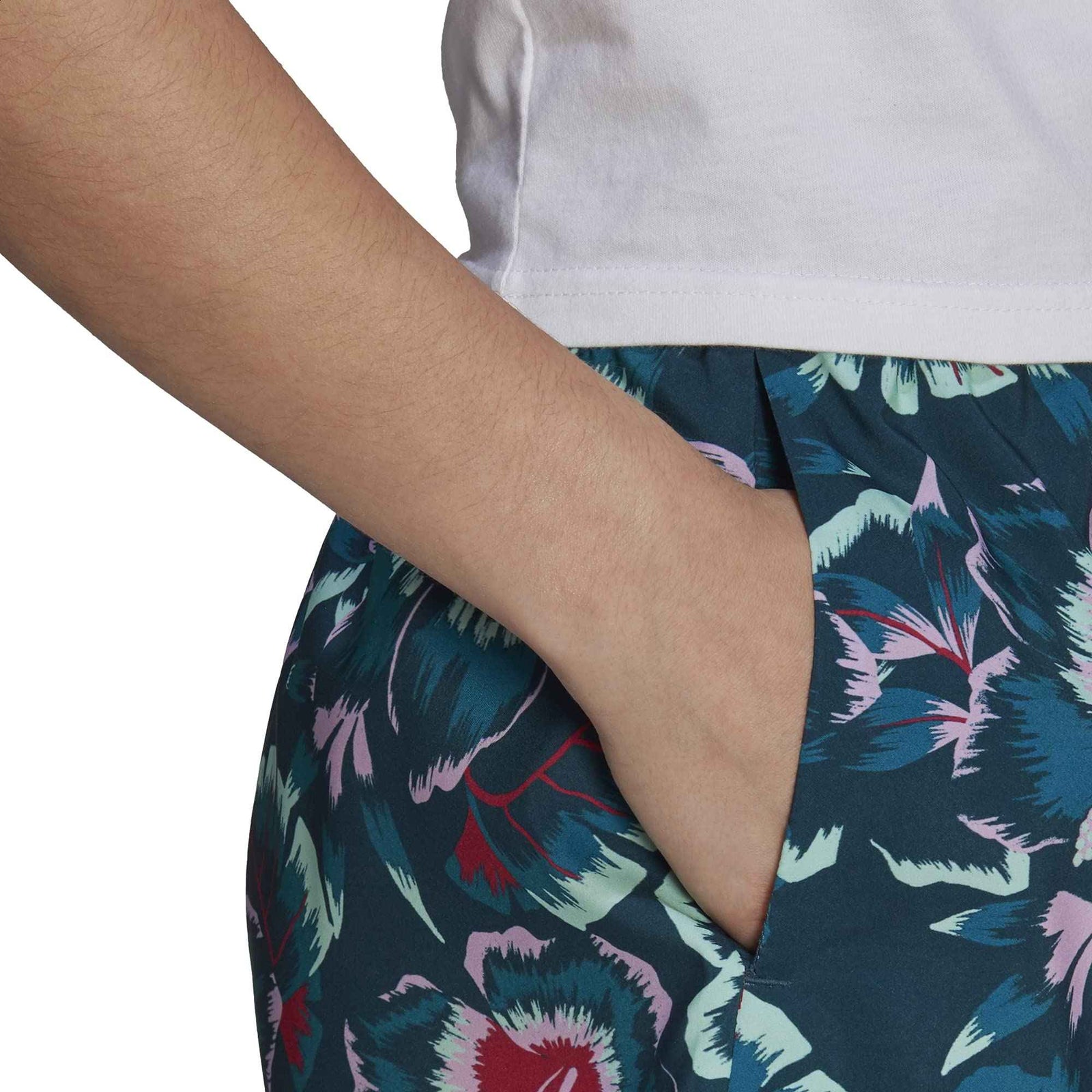 شورت نسائي من أديداس – عملي وأنيق مع جيوب جانبية