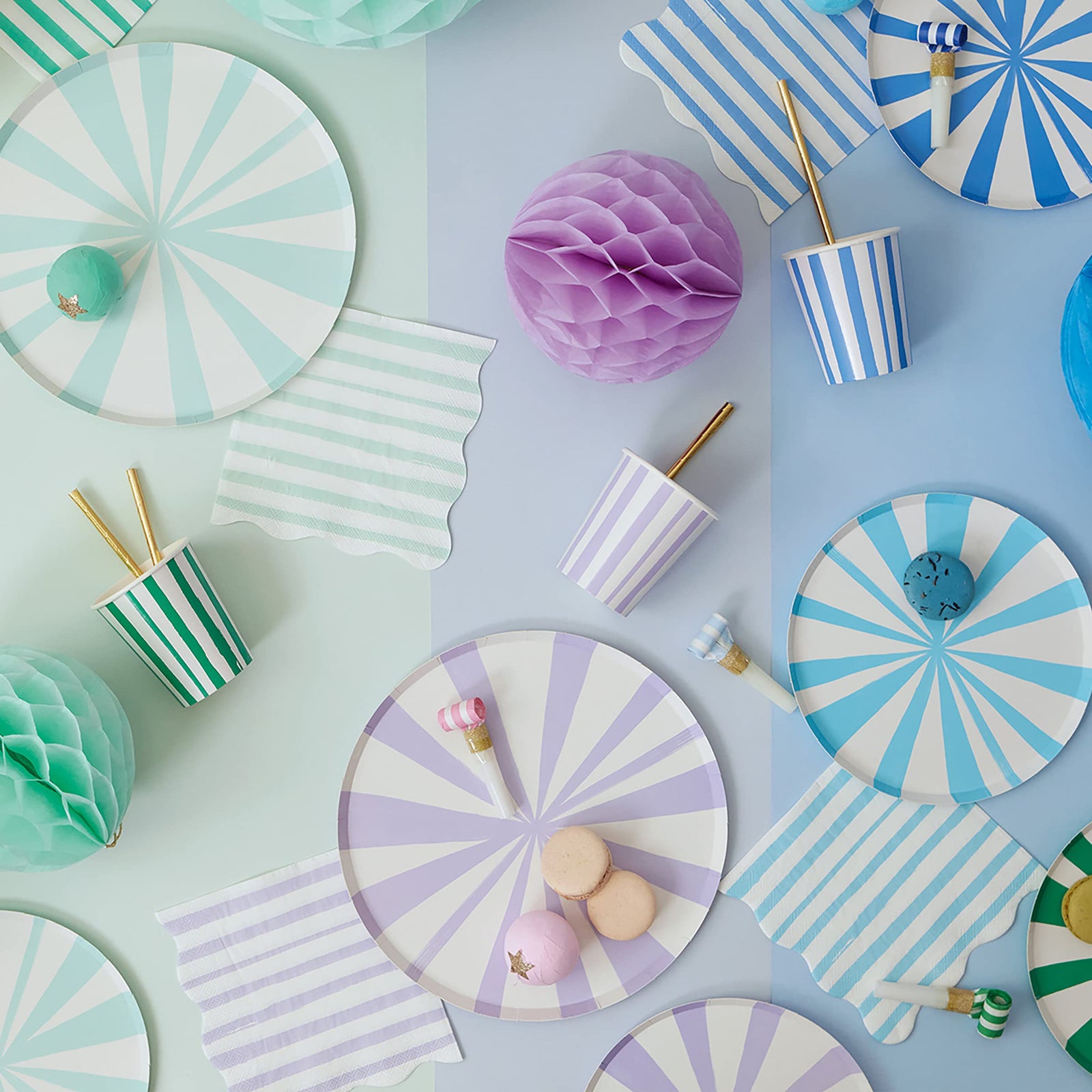 أضف لمسة مرحة وأنيقة لحفلاتك مع أطباق الورق من ميري ميري ذات الخطوط الزرقاء، مجموعة مكونة من ٨ أطباق. مصنوعة من ورق متين بسُمك ٤٥٠ جرام، تتميز هذه الأطباق بخطوط زرقاء جريئة تجعلها مثالية لأعياد ميلاد الأطفال، وحفلات استقبال المواليد، أو أي مناسبة احتفالية