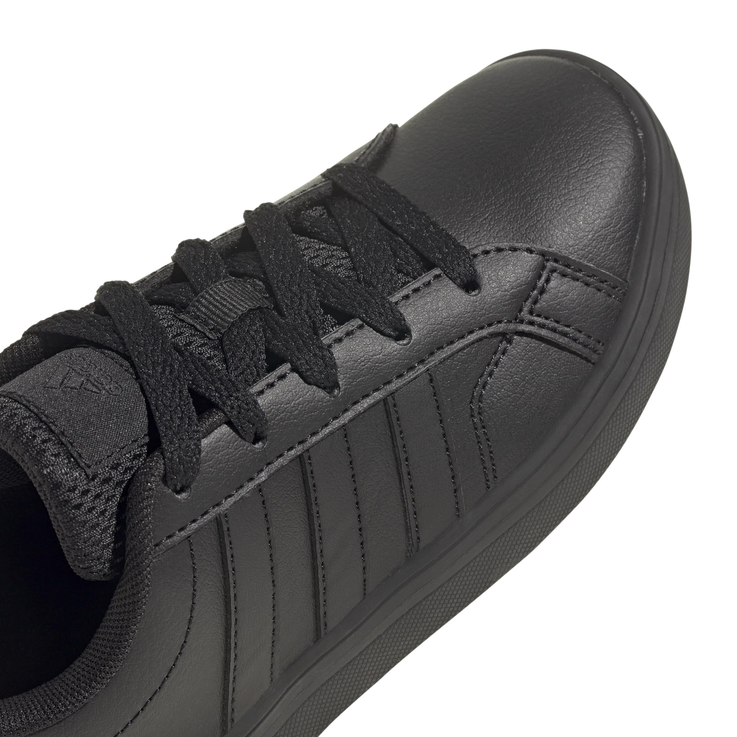 أحذية adidas للأولاد مصممة لتمنح الراحة والمتانة والأسلوب الرياضي للأطفال النشطين. مصنوعة من أقمشة قابلة للتنفس مع نعال مبطنة ونعل خارجي قوي للحفاظ على دعم وراحة القدمين طوال اليوم سواء في المدرسة أو وقت اللعب