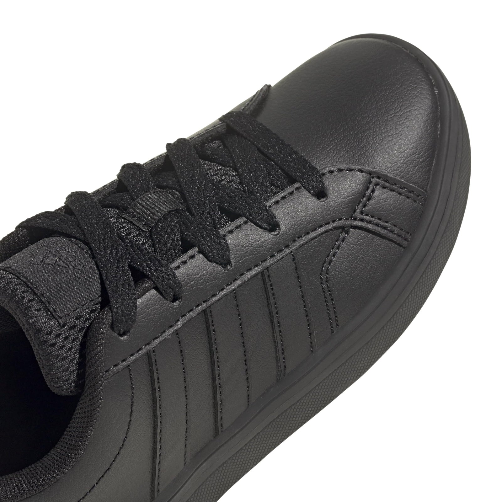 أحذية adidas للأولاد مصممة لتمنح الراحة والمتانة والأسلوب الرياضي للأطفال النشطين. مصنوعة من أقمشة قابلة للتنفس مع نعال مبطنة ونعل خارجي قوي للحفاظ على دعم وراحة القدمين طوال اليوم سواء في المدرسة أو وقت اللعب
