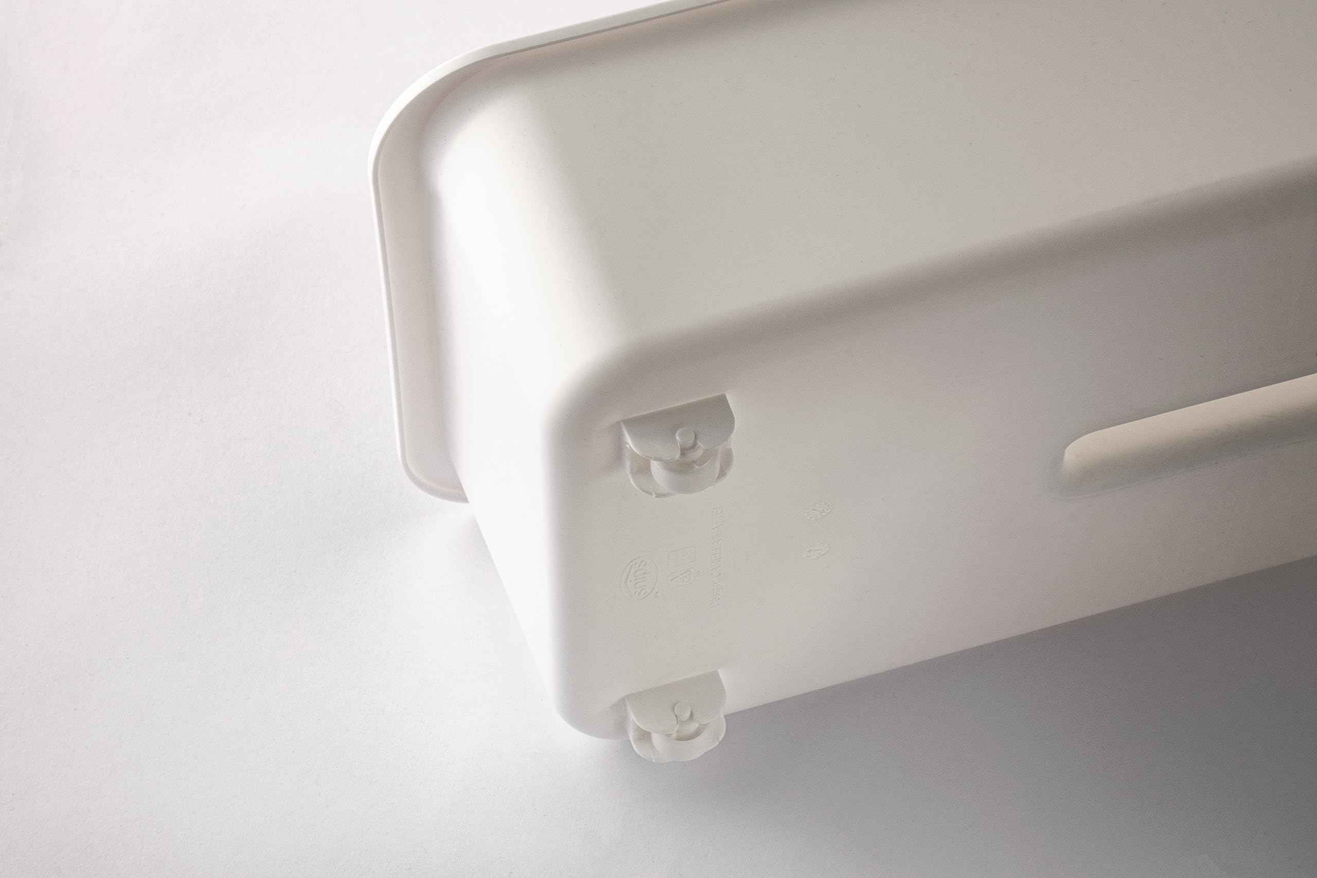 سلة تنظيم تحت الحوض من سنِبس باللون الأبيض مع عجلات هي حل عملي لتوفير المساحة والحفاظ على ترتيب المطبخ أو الحمام. صُنعت في إيطاليا من خامات متينة وعالية الجودة، وتتميز بعجلات سلسة لتسهيل تحريكها – Safqqa Egypt