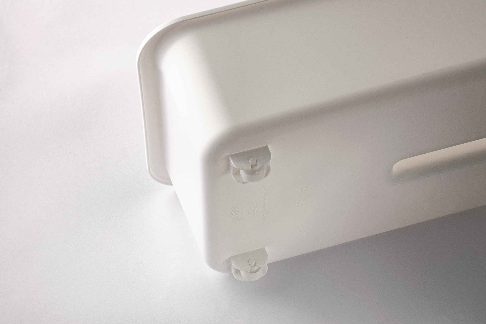 سلة تنظيم تحت الحوض من سنِبس باللون الأبيض مع عجلات هي حل عملي لتوفير المساحة والحفاظ على ترتيب المطبخ أو الحمام. صُنعت في إيطاليا من خامات متينة وعالية الجودة، وتتميز بعجلات سلسة لتسهيل تحريكها