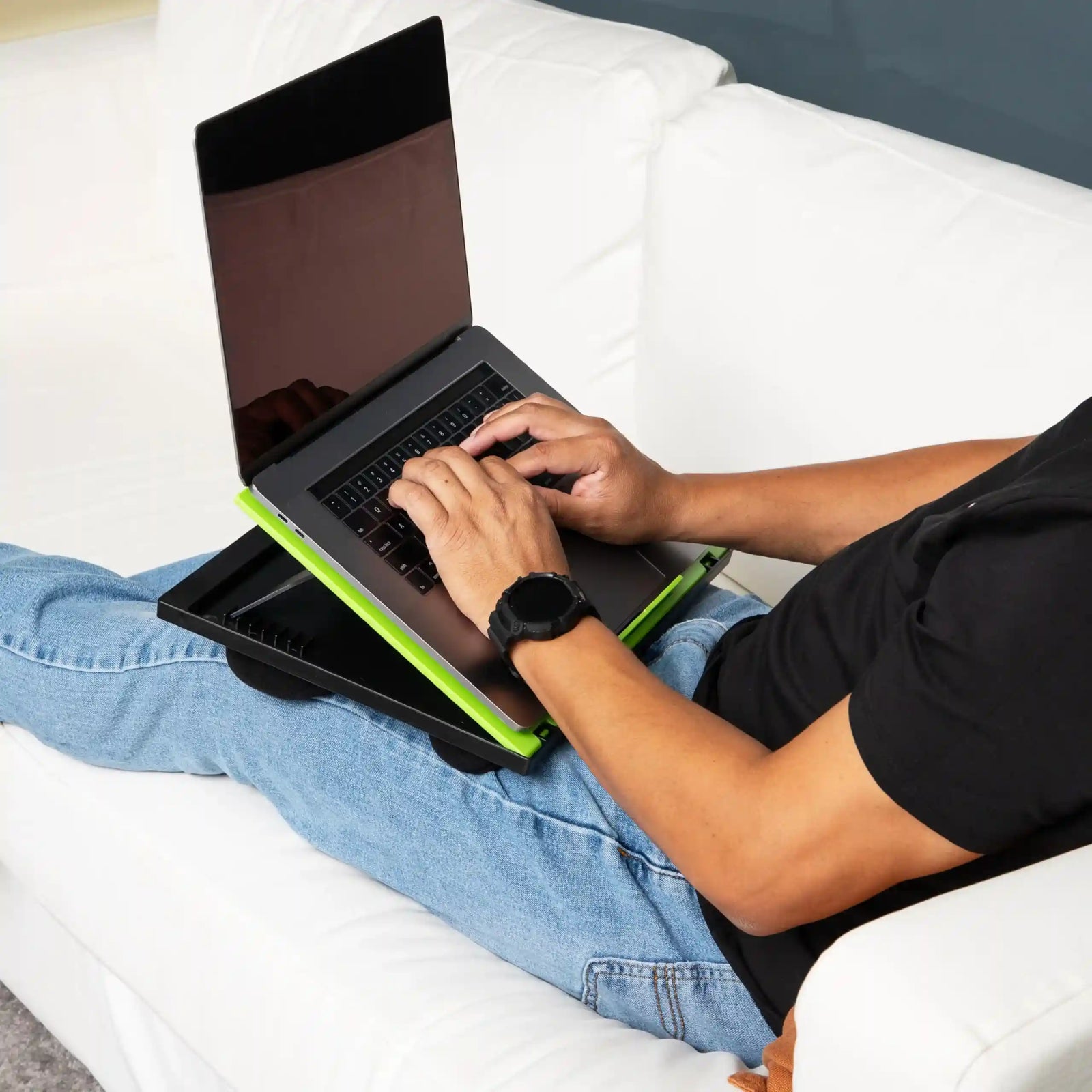 يوفر حامل مايند ريدر العلوي ذو 8 أوضاع  باللون الأخضر حلاً عمليًا متعدد الاستخدامات للراحة والإنتاجية. مناسب لأجهزة الكمبيوتر المحمول، الشاشات