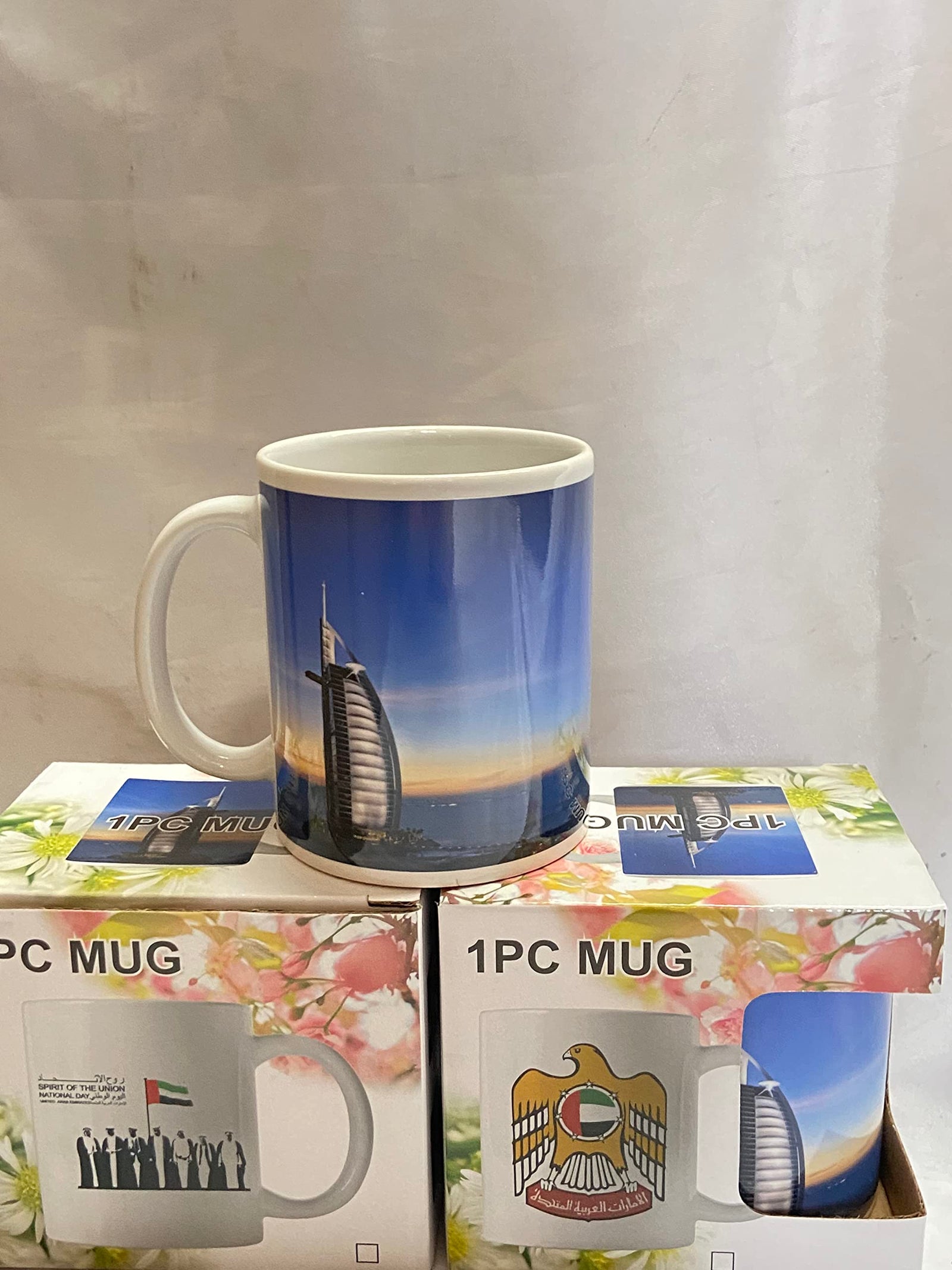 كوب من سيرويل بسعة ٣٣٠ مل يأتي بتصميم متعدد الألوان يضيف لمسة مرحة إلى مشروباتك الساخنة أو الباردة.