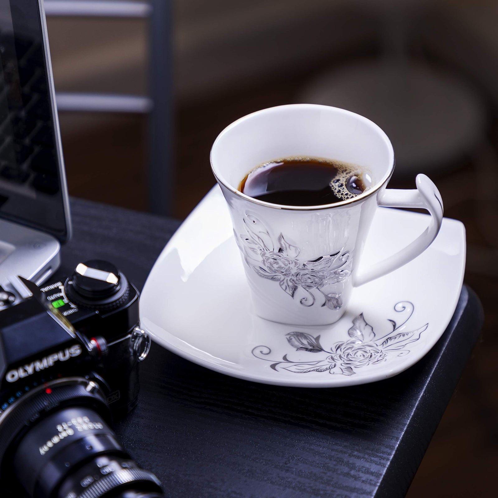 طقم أكواب وصحون من رويالفورد مكون من ١٢ قطعة، مثالي لتقديم الشاي أو القهوة بأناقة. مصنوع من خامات عالية الجودة، يوفر كل كوب وصحن متانة ولمسة نهائية ناعمة