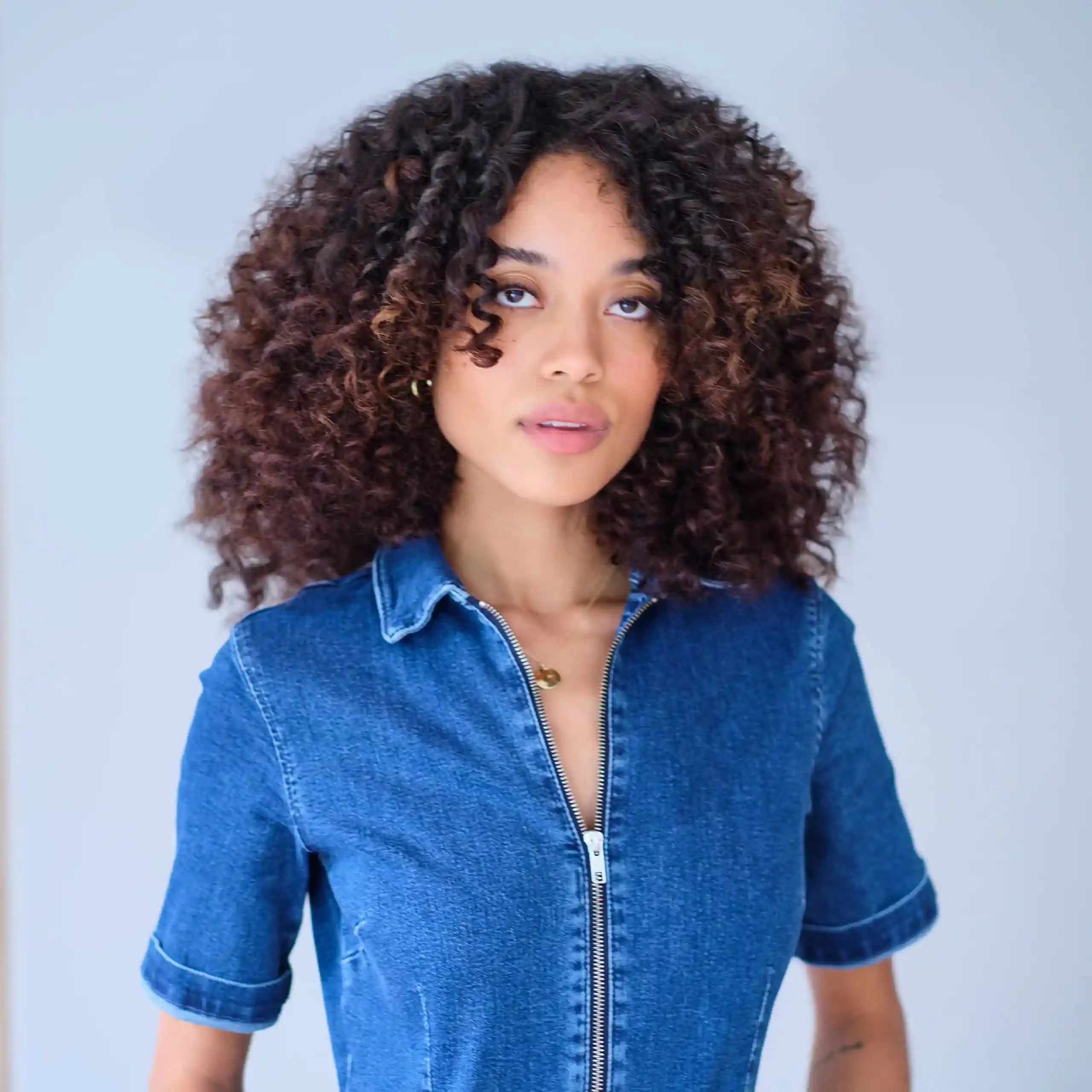 مجفف الشعر من بايبيليس بقوة ٢١٠٠ واط يمنح نتائج تشبه صالونات التجميل في المنزل باستخدام تقنية البلازما الأيونية المتقدمة. تصميمه الخفيف يسهل الإمساك به والتحكم أثناء التجفيف – Safqqa Egypt