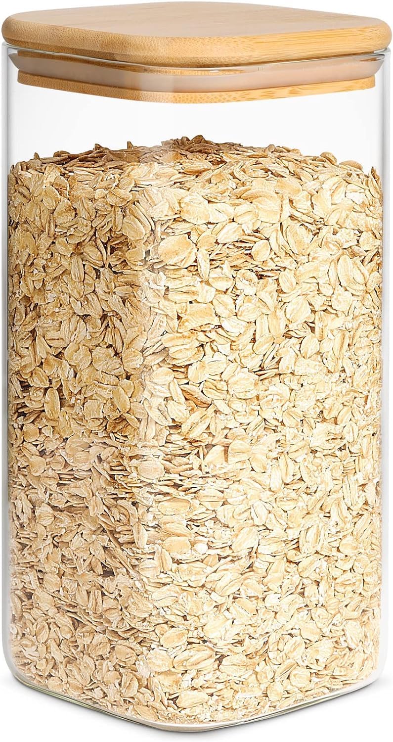 حافظ على مطبخك مرتبًا وأنيقًا مع علبة تخزين الطعام الزجاجية SKY-TOUCH بسعة ١٥٠٠ مل مع غطاء من الخيزران. هذه العلبة المربعة الشفافة مثالية لتخزين الأرز، والحبوب، والبسكويت، والحلويات، وغيرها من مستلزمات المطبخ.