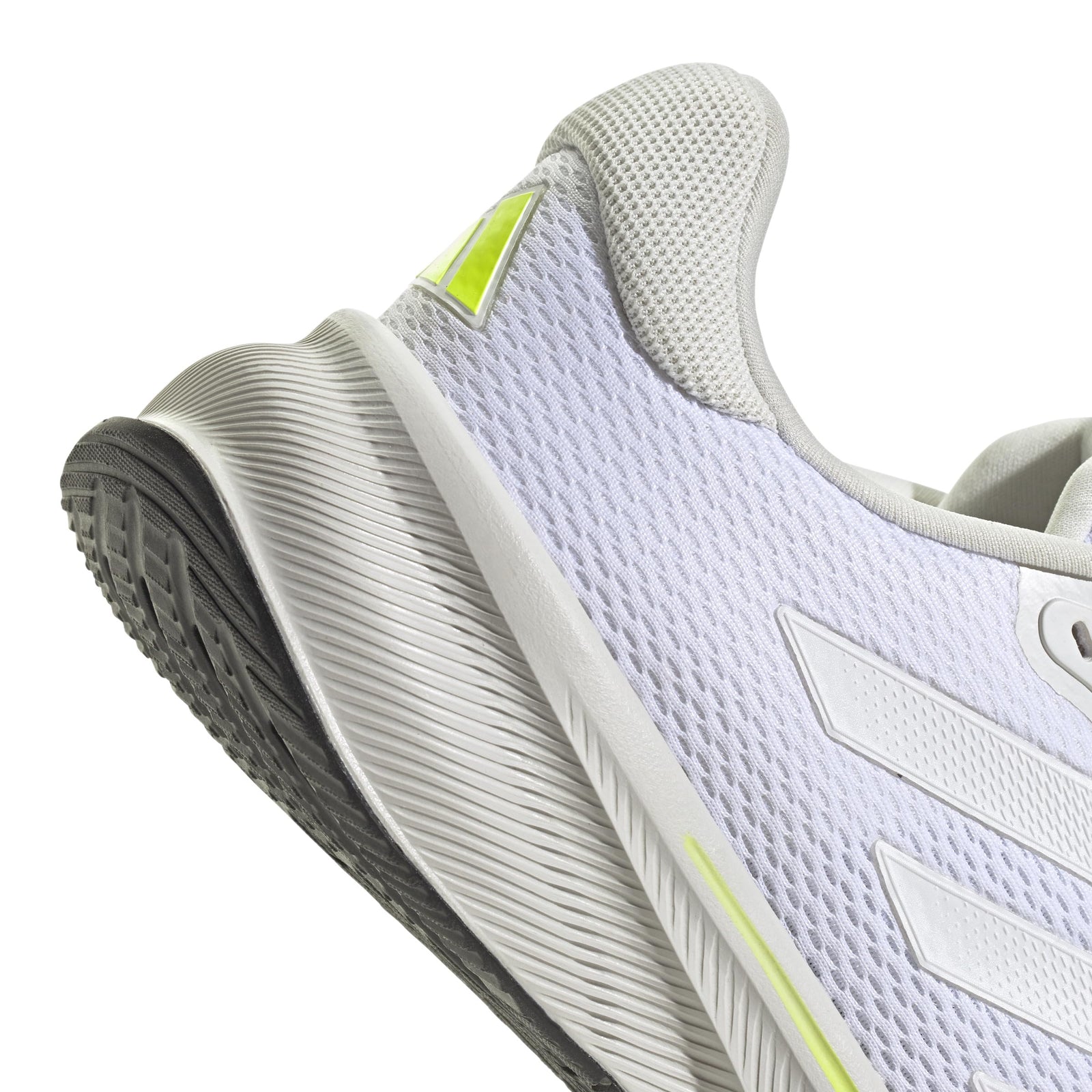 أحذية adidas للرجال مصممة لتوفر الراحة والمتانة والأناقة العصرية. مصنوعة من مواد عالية الجودة، وتتميز بنعال مبطنة وأقمشة قابلة للتنفس ونعل خارجي قوي لدعم مثالي طوال اليوم. مثالية للرياضة أو التمارين