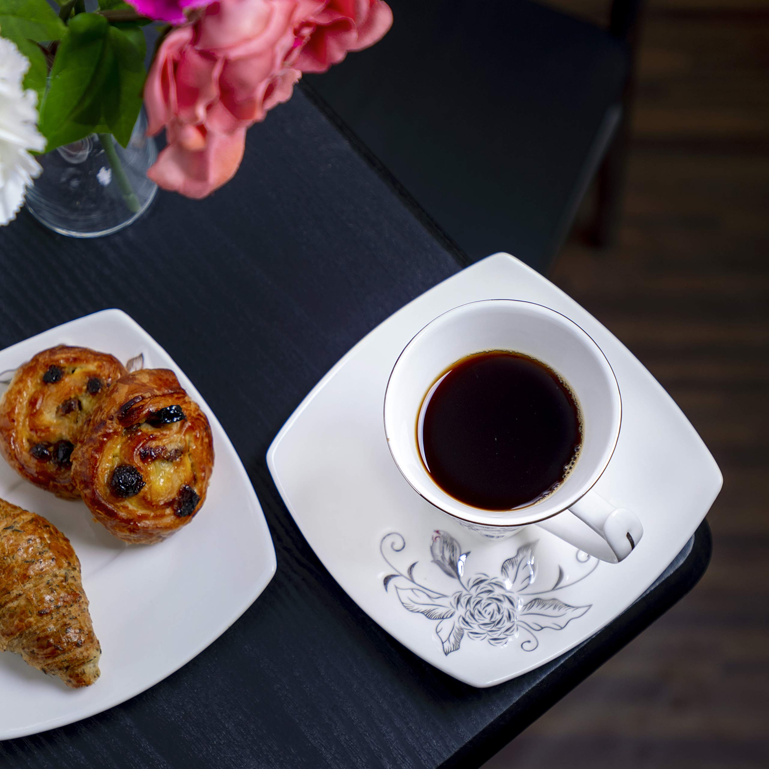 طقم أكواب وصحون من رويالفورد مكون من ١٢ قطعة، مثالي لتقديم الشاي أو القهوة بأناقة. مصنوع من خامات عالية الجودة، يوفر كل كوب وصحن متانة ولمسة نهائية ناعمة