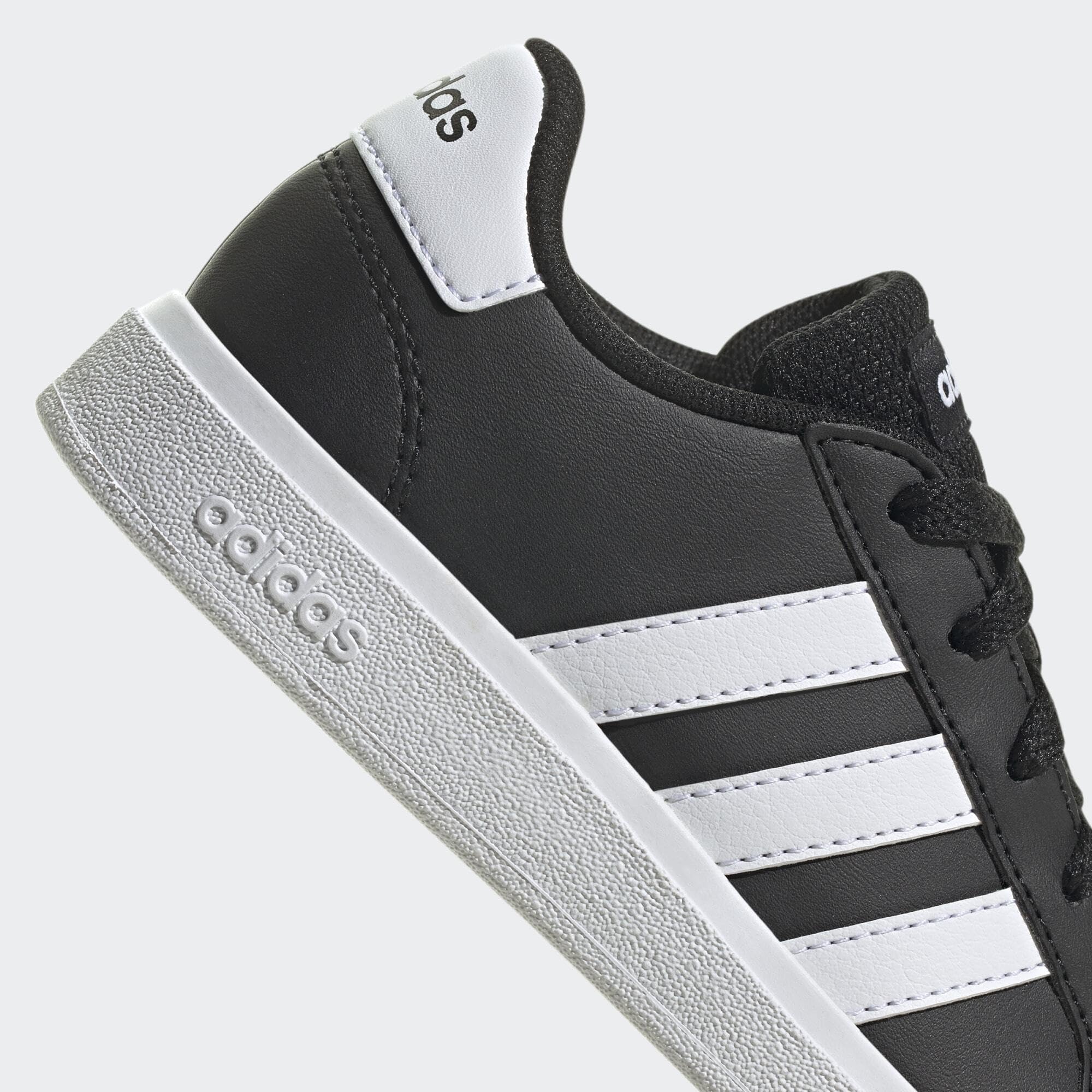 أحذية Adidas للبنين مصممة لتوفير الراحة والمتانة والأناقة للأقدام النشطة للصغار. مصنوعة من خامات عالية الجودة