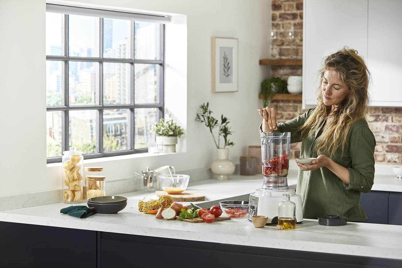 معالج طعام كينوود مالتي برو اكسبرس، وعاء سعة 3.0 لتر مع خدمة سريعة، خلاط سعة 1.2 لتر، خطاف عجين، خفاقة، 3 أقراص تقطيع وبرش، مطحنة متعددة، 1000 واط، FDP65.750WH، فضي. 