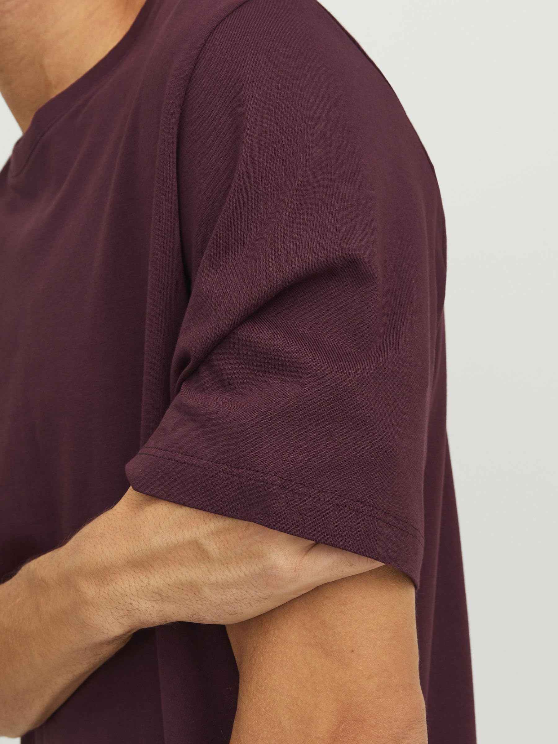 تيشيرتات رجالي من Jack & Jones تتميز بخامة ناعمة تسمح بمرور الهواء، مما يوفر راحة كبيرة طوال اليوم. تأتي بتصميم عصري يناسب الخروج والعمل والاستخدام اليومي