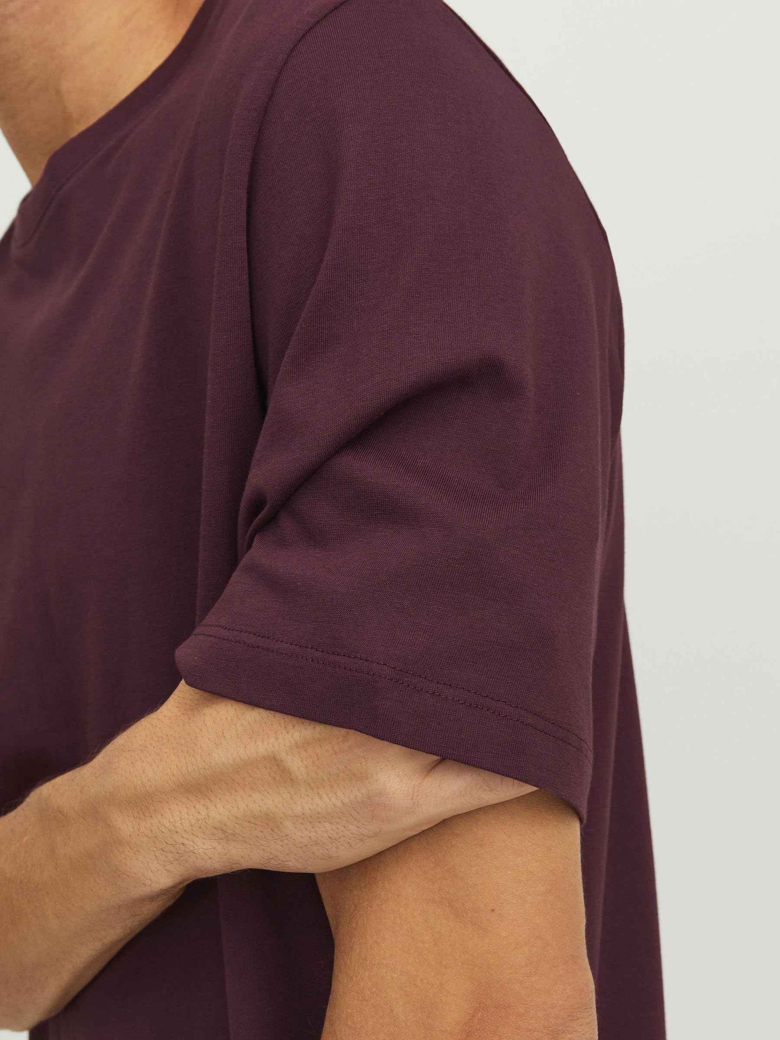 تيشيرتات رجالي من Jack & Jones تتميز بخامة ناعمة تسمح بمرور الهواء، مما يوفر راحة كبيرة طوال اليوم. تأتي بتصميم عصري يناسب الخروج والعمل والاستخدام اليومي