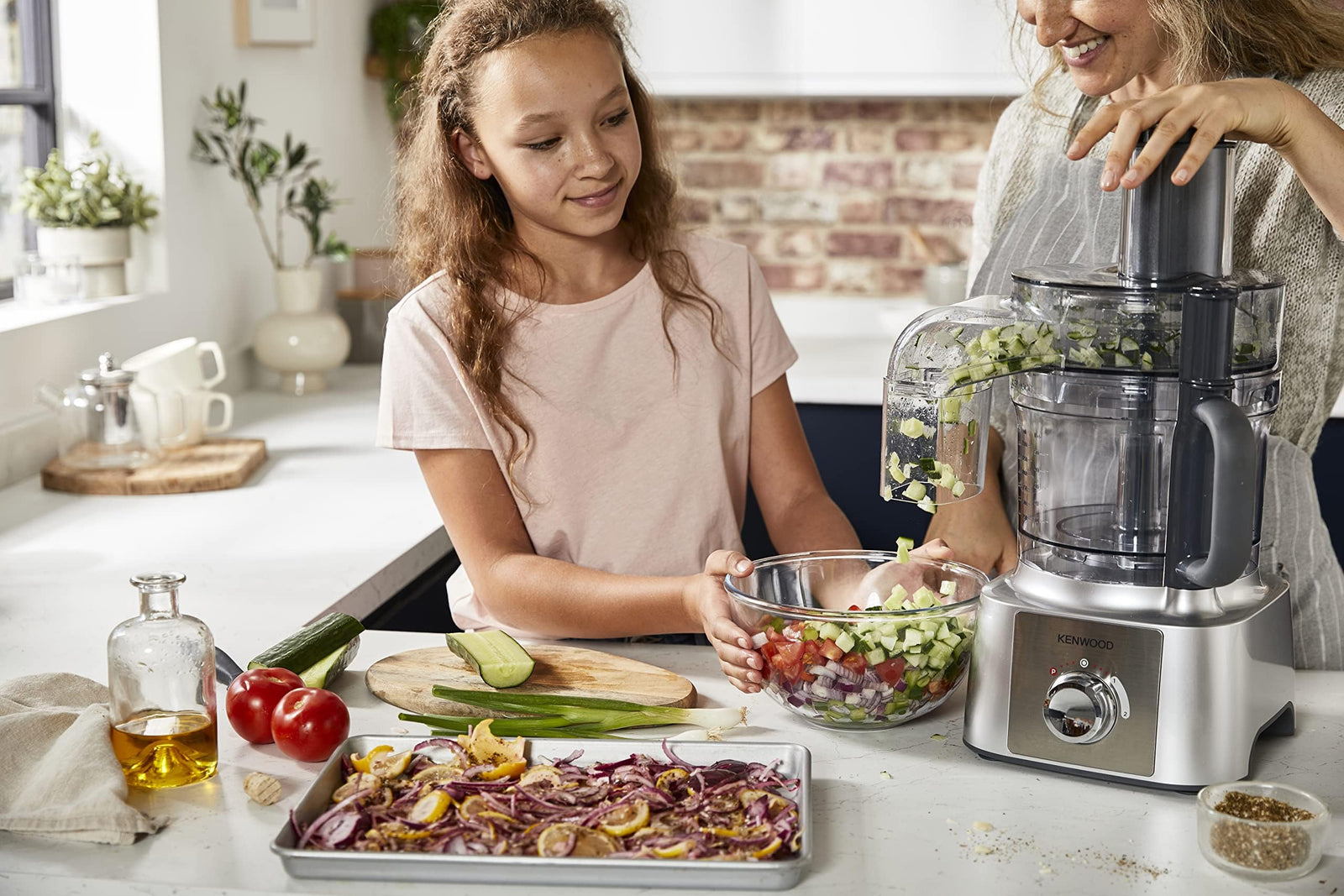 معالج طعام كينوود مالتي برو اكسبرس، وعاء سعة 3.0 لتر مع خدمة سريعة، خلاط سعة 1.2 لتر، خطاف عجين، خفاقة، 3 أقراص تقطيع وبرش، مطحنة متعددة، 1000 واط، FDP65.750WH، فضي. 