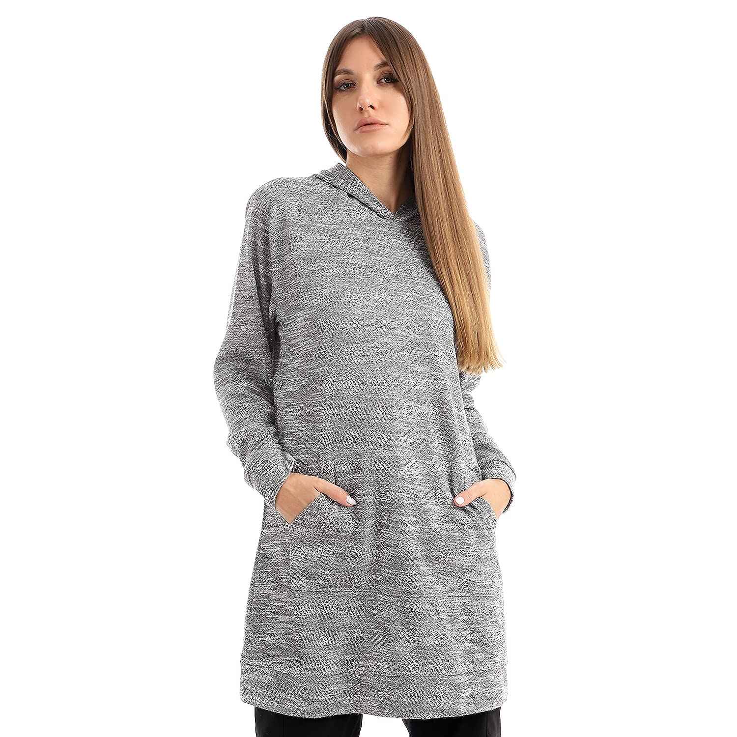 هودي كادي بجيب الكنغر وتصميم واسع للنساء يجمع بين الراحة والأناقة العصرية. مصنوع من قماش ناعم وعالي الجودة،