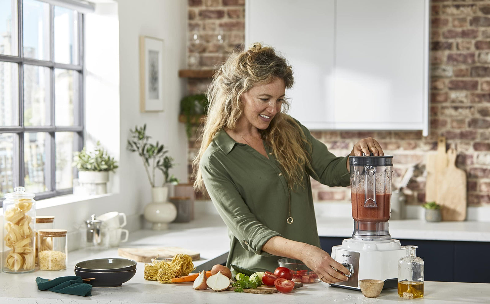 معالج طعام كينوود مالتي برو اكسبرس، وعاء سعة 3.0 لتر مع خدمة سريعة، خلاط سعة 1.2 لتر، خطاف عجين، خفاقة، 3 أقراص تقطيع وبرش، مطحنة متعددة، 1000 واط، FDP65.750WH، فضي. 