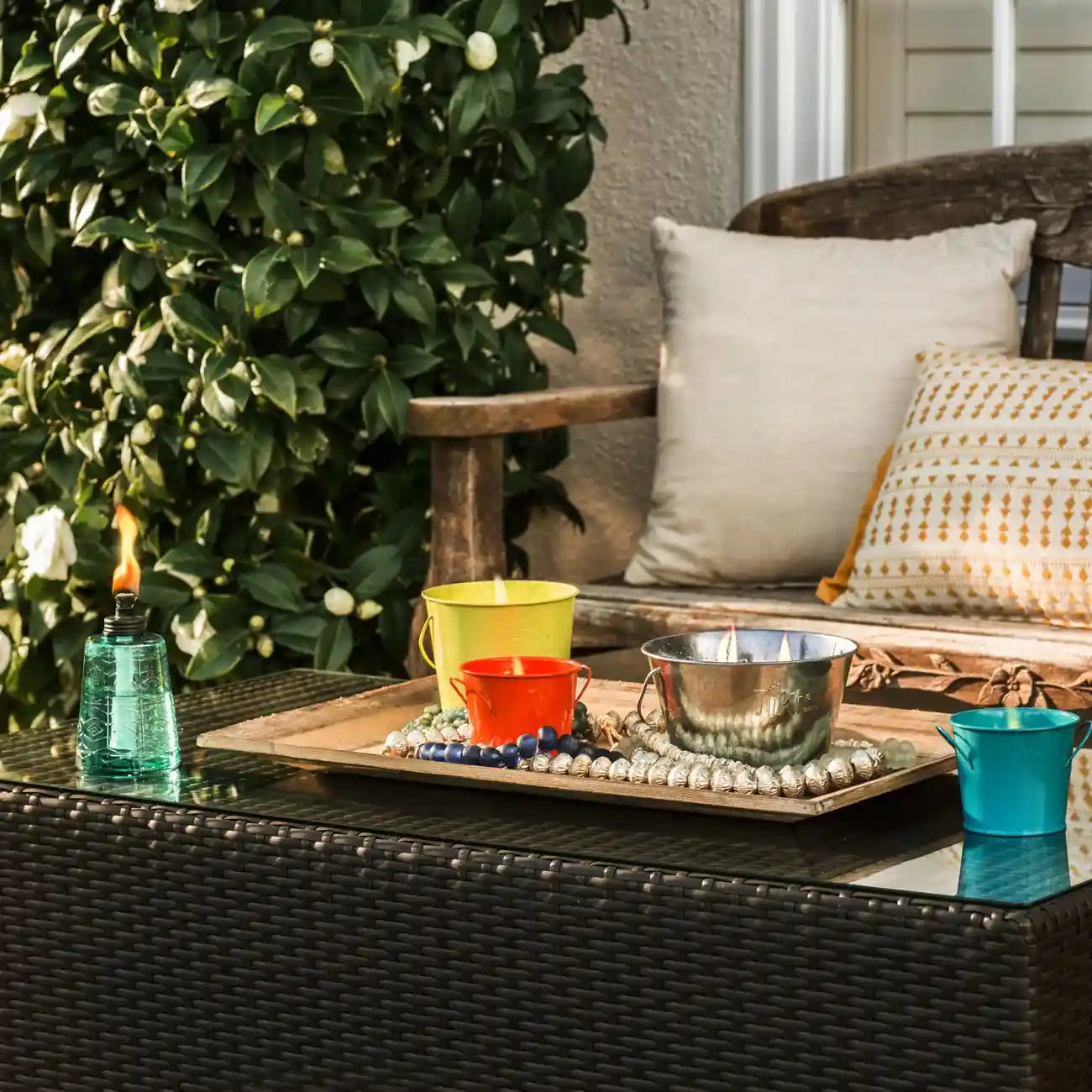 شمعة تيكي بالسترونيلا 28 أونصة – دلو معدني بثلاث فوانيس وغطاء – شمعة خارجية طويلة الأمد للحديقة والفناء والتخييم