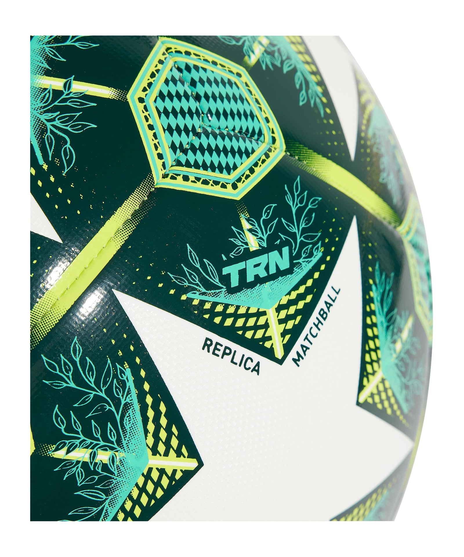  كرة القدم من adidas مصممة للتدريب والمباريات. 