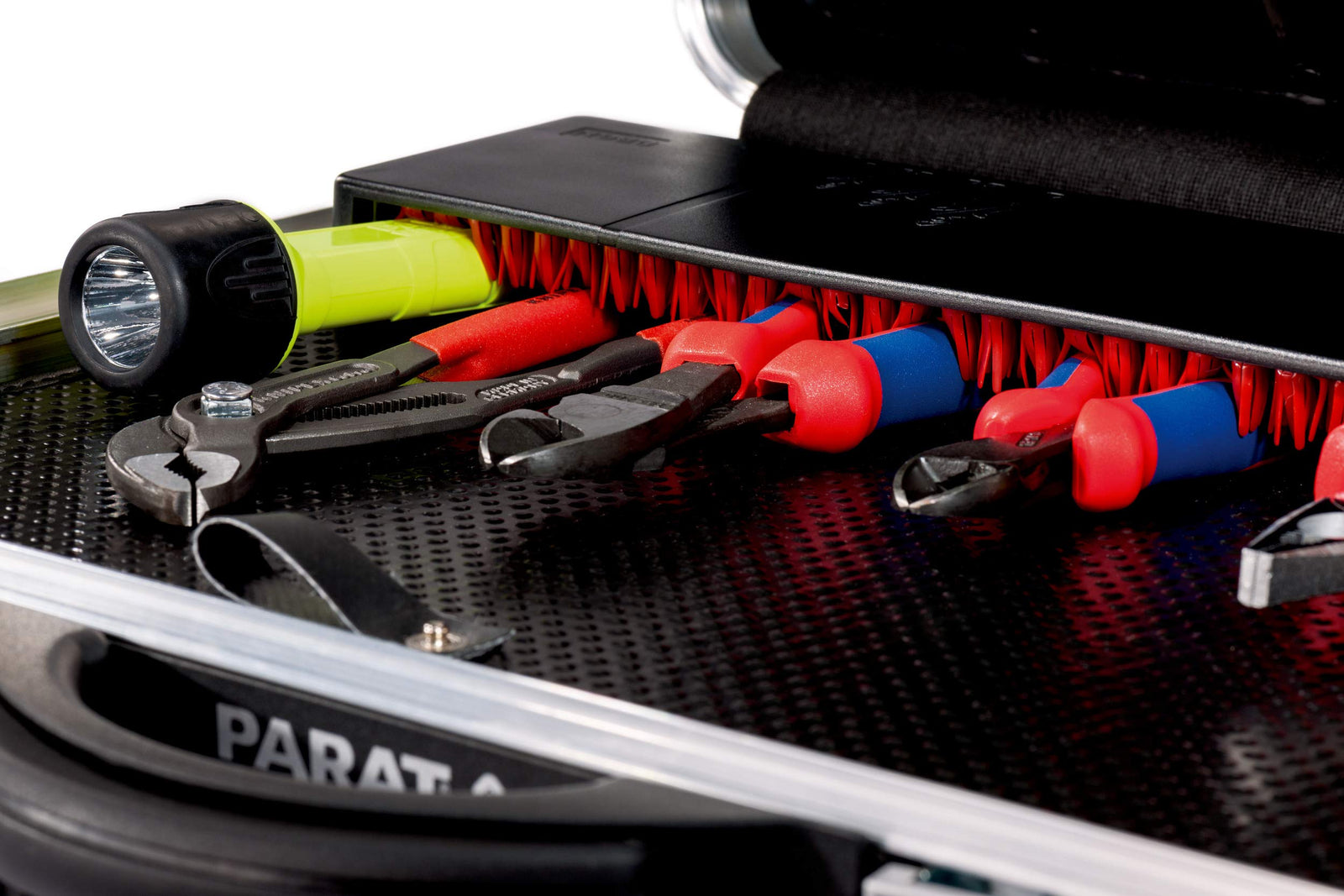 حقيبة الأدوات المتنقلة بارات Parat(موديل 589550171) هي حقيبة عالية الجودة مصممة للمحترفين الذين يبحثون عن المتانة والتنظيم وسهولة النقل. تتميز بغلاف خارجي صلب ومتین باللون الأسود الأنيق