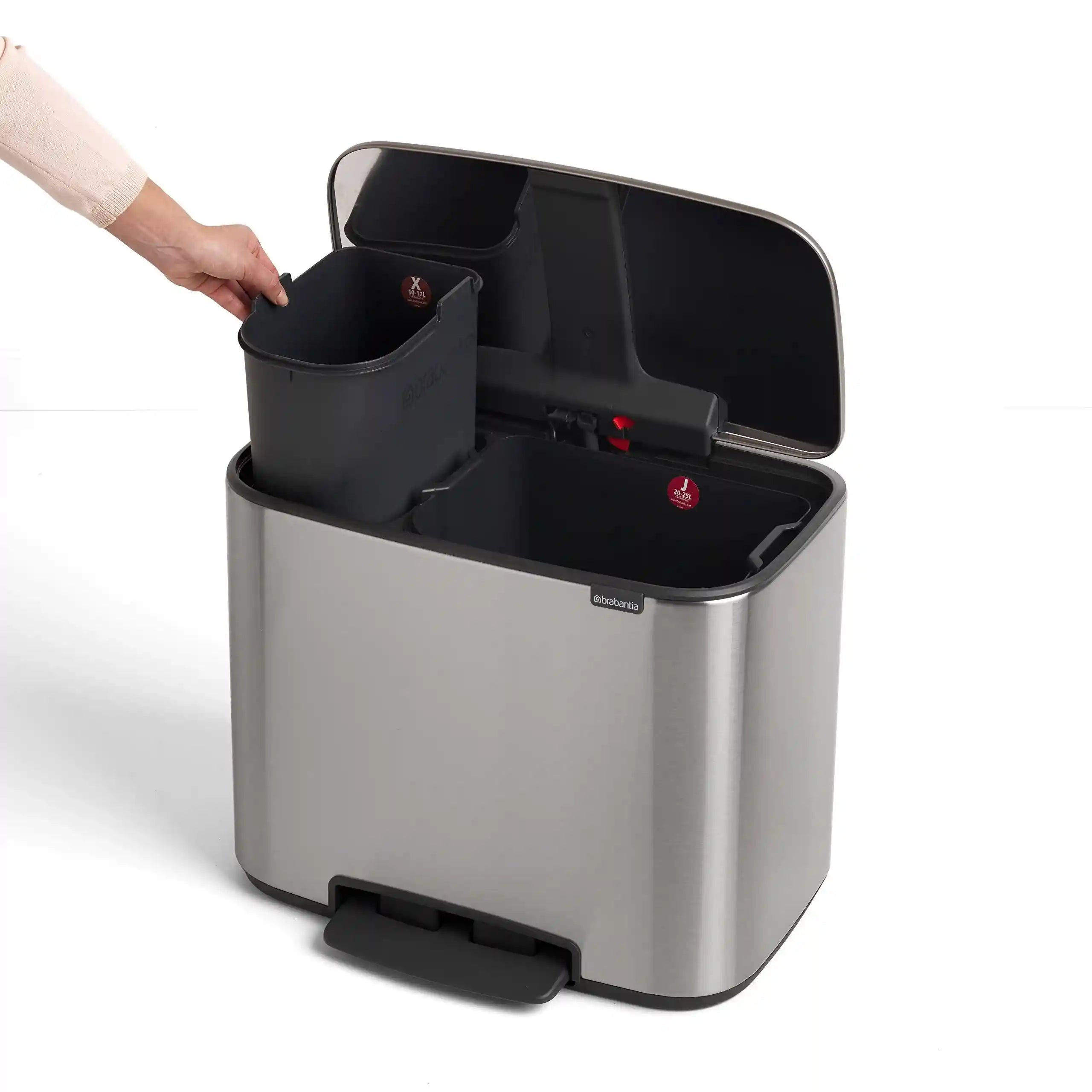 سلة المهملات Brabantia  بسعة ٢٣ لتر (121241) مصنوعة من الفولاذ المتين مع تشطيب مات يمنع بصمات الأصابع. يتم فتح الغطاء بواسطة دواسة لتوفير استخدام صحي وخالٍ من اللمس