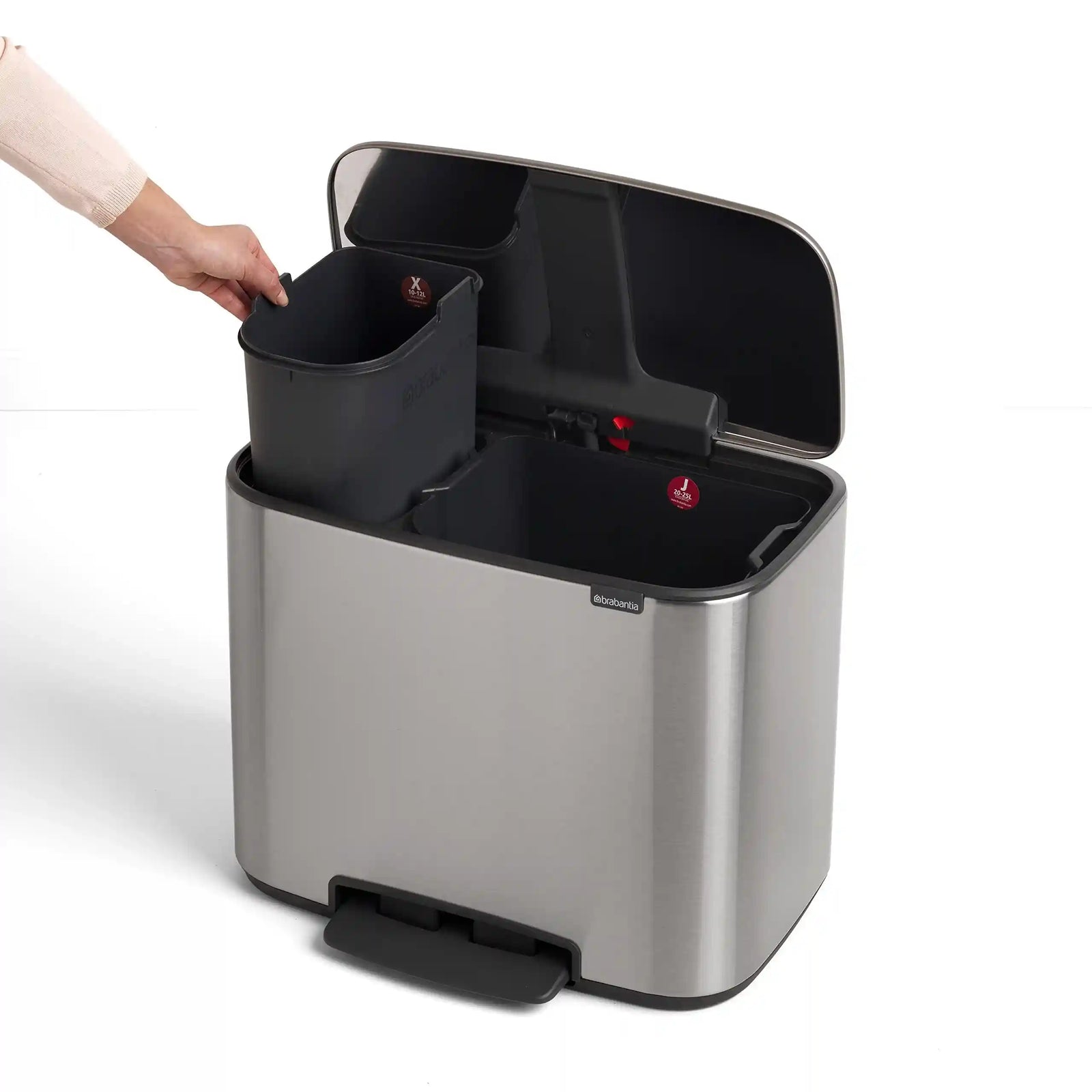 سلة المهملات Brabantia  بسعة ٢٣ لتر (121241) مصنوعة من الفولاذ المتين مع تشطيب مات يمنع بصمات الأصابع. يتم فتح الغطاء بواسطة دواسة لتوفير استخدام صحي وخالٍ من اللمس