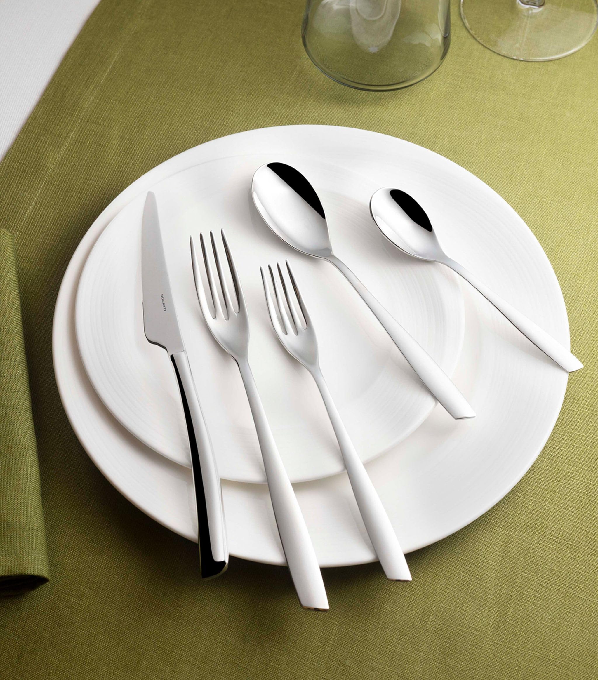 طقم أدوات مائدة من Bugatti مكون من 30 قطعة مصمم للأناقة والاستخدام اليومي