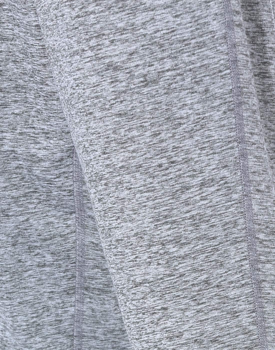 بنطال بوما للنساء يجمع بين الراحة والأناقة الرياضية في تصميم واحد مثالي لكل الأوقات. مصنوع من قماش ناعم ومرن يسمح بمرور الهواء ليمنحك إحساسًا بالراحة طوال اليوم. 