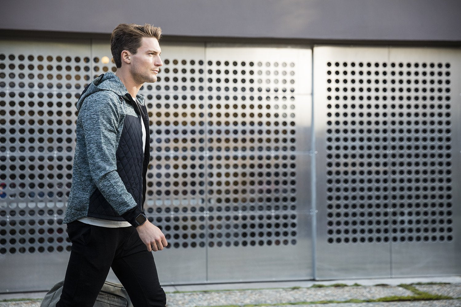 حافظ على نشاطك وصحتك مع ساعة Fitbit الذكية المناسبة للرجال والنساء. تتميز بتصميم أنيق وخفيف الوزن وتقوم بتتبع خطواتك، المسافة، معدل ضربات القلب، النوم،-بوكس مفتوح