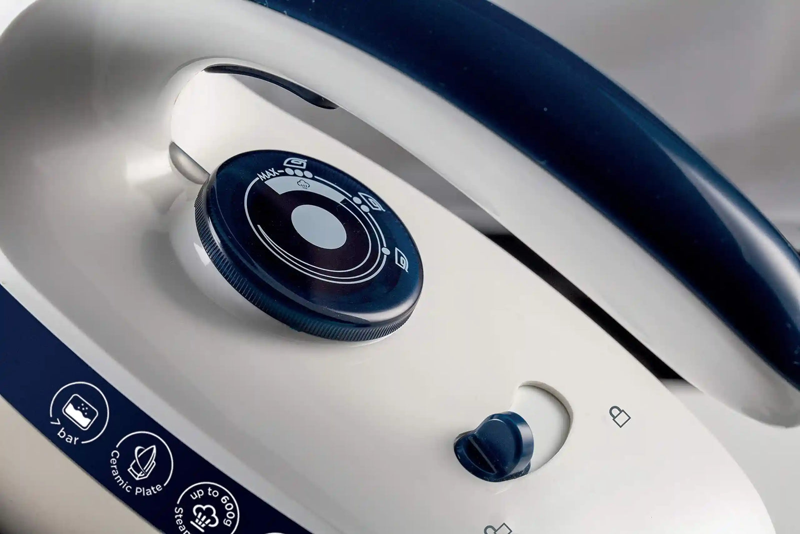 Kenwood Steam Iron Steam Station 2600W With 1.8L Water Tank Capacity, Ceramic Soleplate, 7 Bar Boiler Pressure, 600G Steam Shot, Anti Drip, Auto Shut Off, Self Clean Ssp70.000Wb White/Blue - There are scratches and the box is damaged - Safqqa Egypt