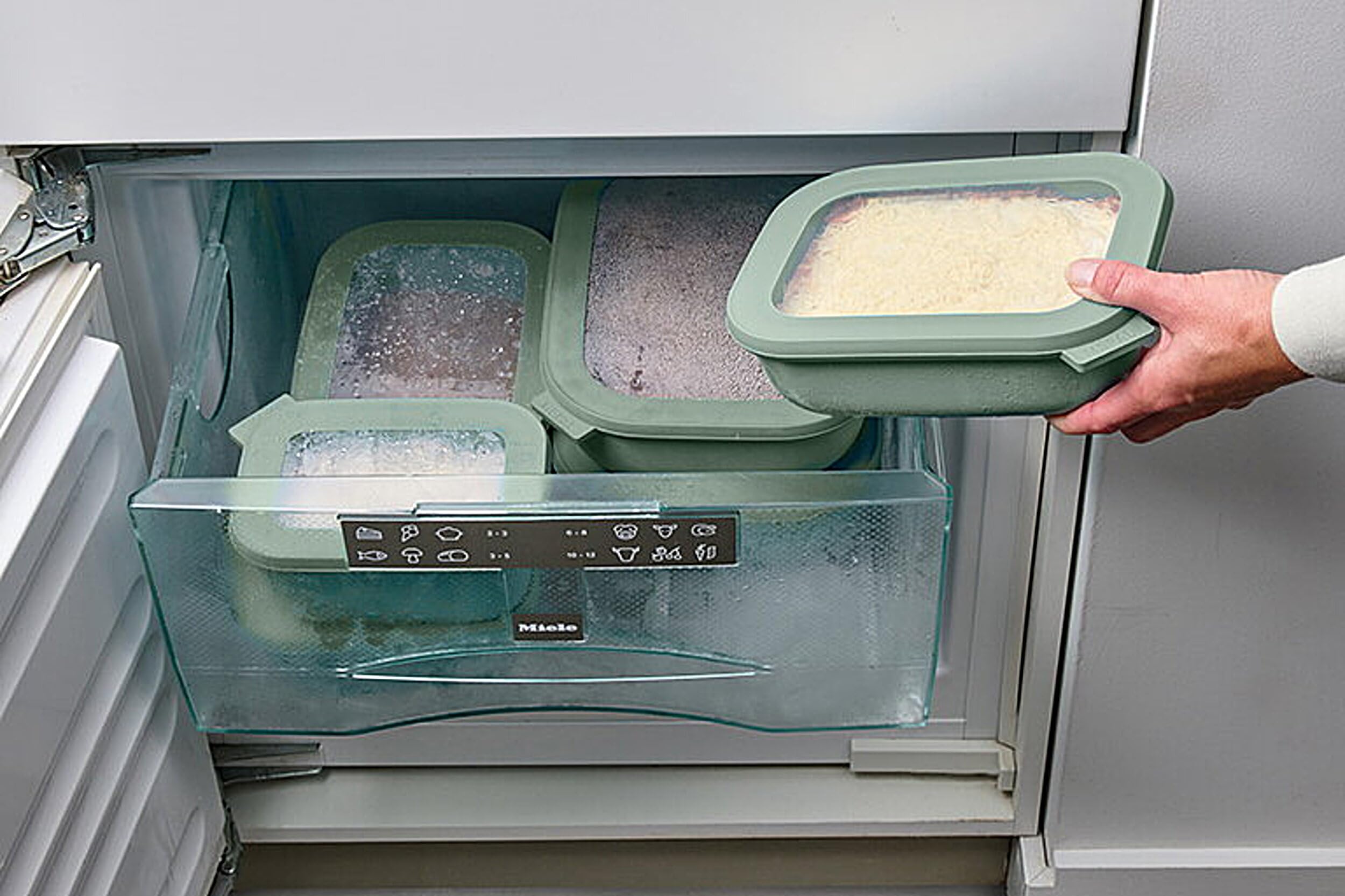 وعاء مستطيل متعدد الاستخدامات  من ميبال بسعة 750 مل، مثالي لحفظ وتقديم وحمل مختلف أنواع الطعام. 