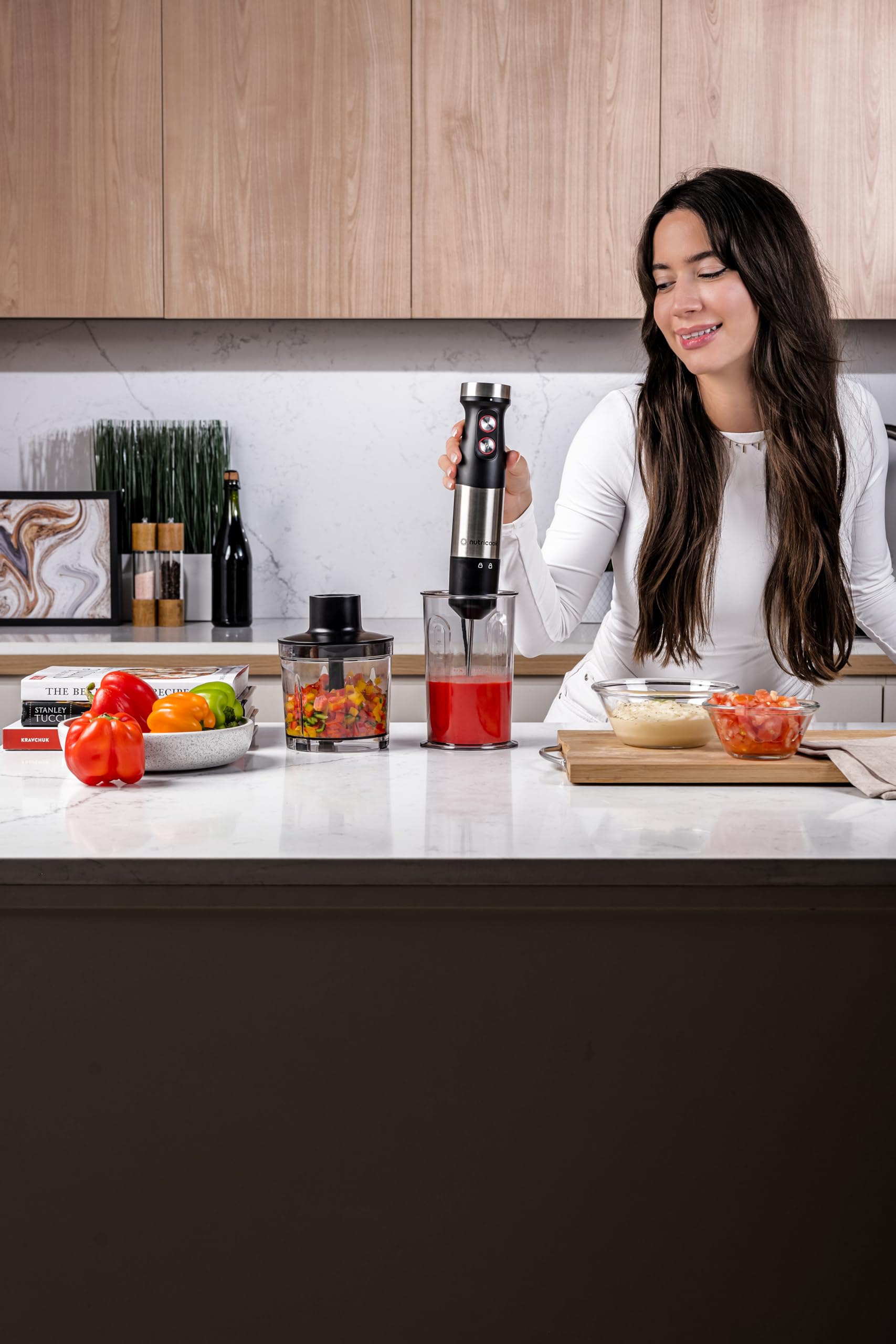 Nutricook - خلاط يدوي بمحرك تيار مستمر بقوة 1200 واط مع كأس بسعة 700 مل، وعاء تقطيع بسعة 500 مل، شفرات من الفولاذ المقاوم للصدأ، مضرب، تحكم بسرعتين مع 20 سرعة – Safqqa Egypt