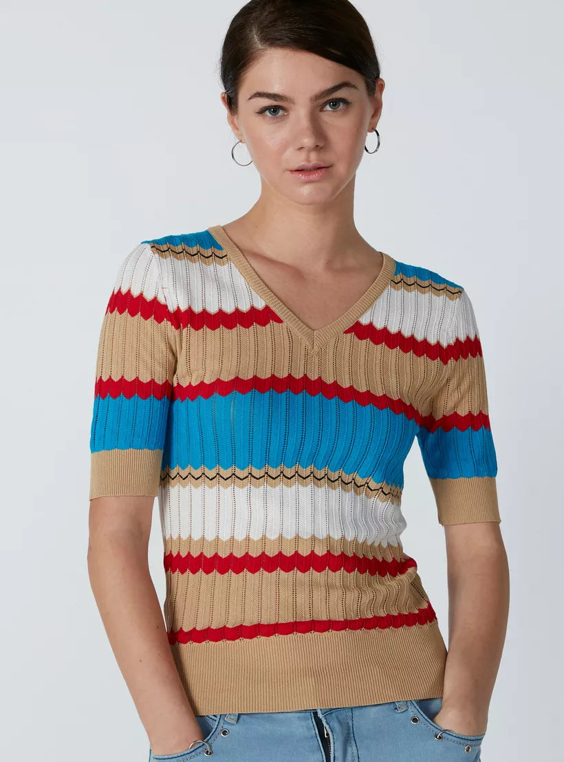 تيشيرت Center Point للنساء قطعة أساسية متعددة الاستخدامات توفر الراحة والأناقة. مصنوع من قماش ناعم وقابل للتنفس ليضمن الراحة طوال اليوم 