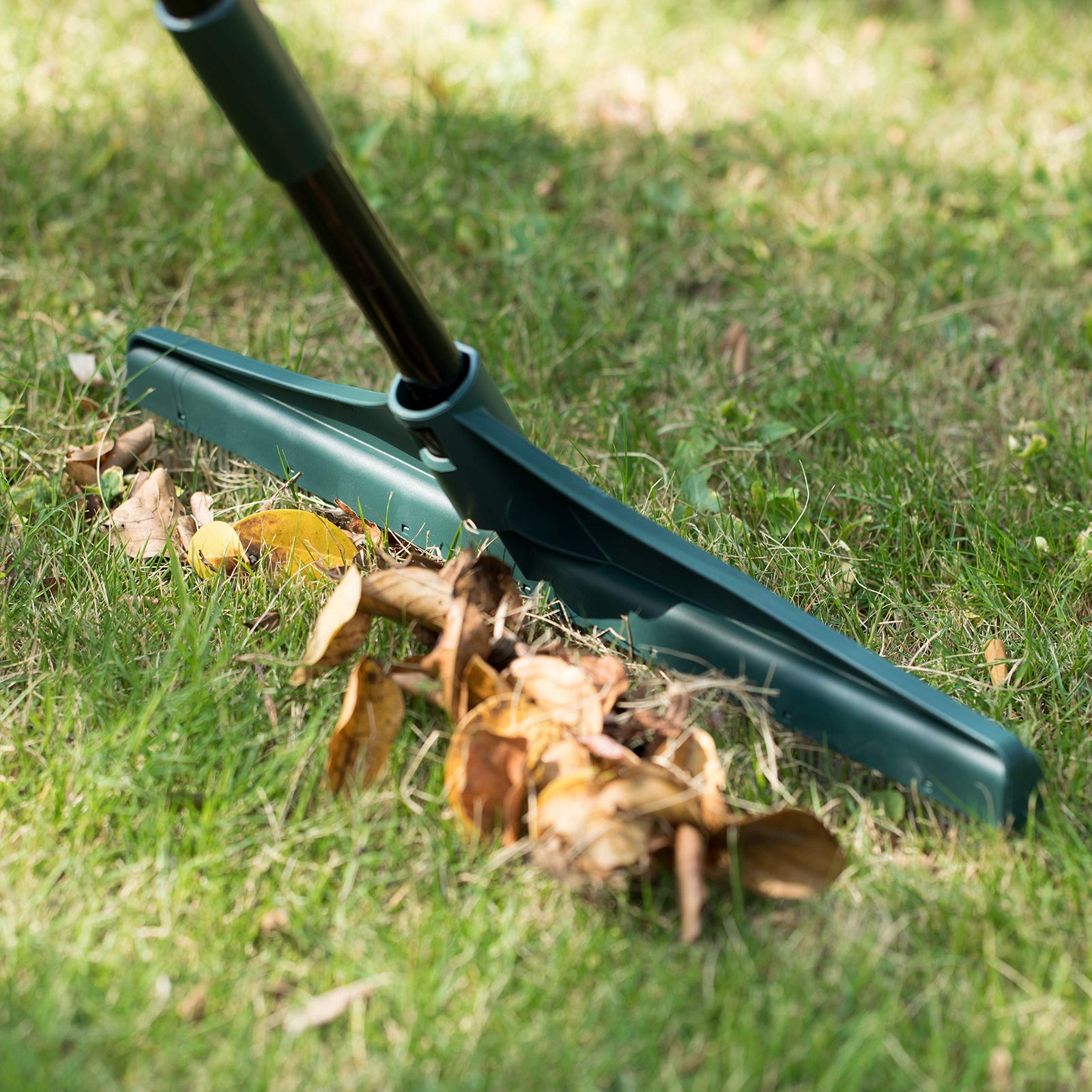 Gardenised Artificial Turf Rake with Extendable Telescopic Handle