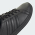 حذاء Adidas للرجال والنساء – لون أسود تصميم موحد مناسب للرجال والنساء تصميم مريح ومتين