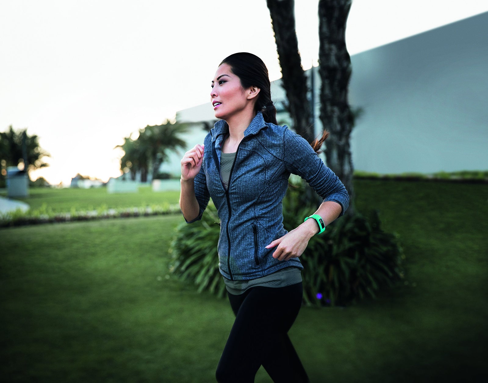 ساعة جارمن الذكية للرياضة هي ساعة أداء عالي مخصصة للرياضيين ومحبي النشاط البدني. تتميز بتقنية تحديد المواقع GPS الدقيقة ومراقبة معدل ضربات القلب مع أنماط رياضية