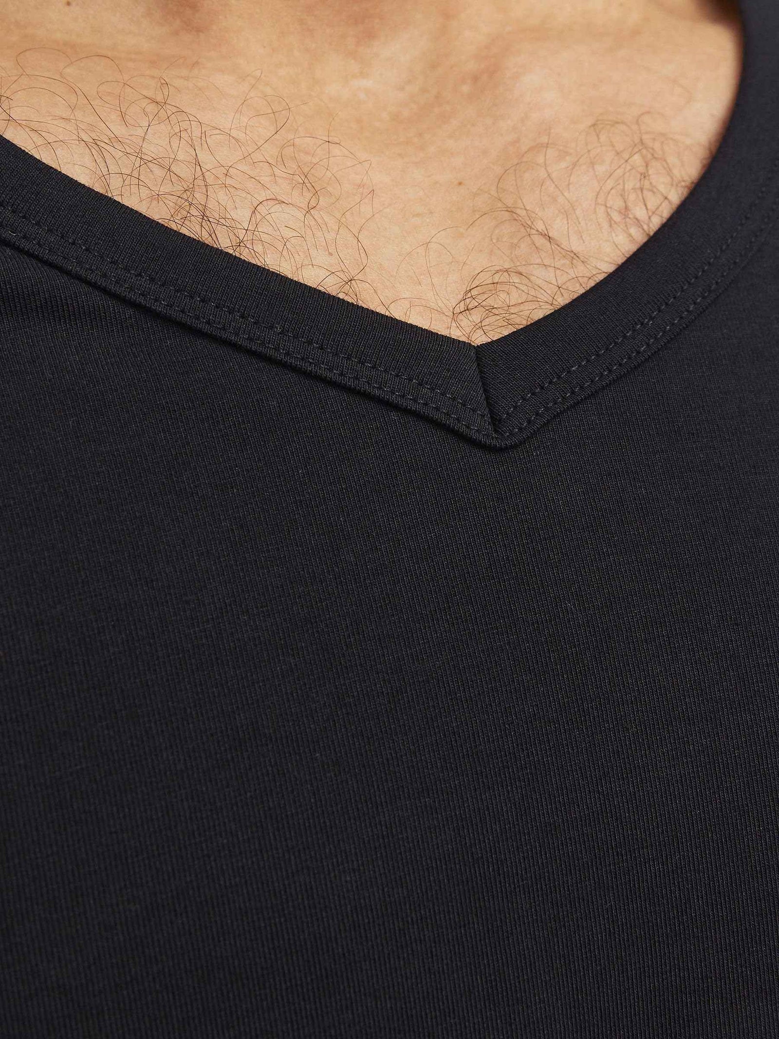 حسّن خزانة ملابسك اليومية مع تيشيرتات JACK & JONES الأساسية للرجال بياقة على شكل V وأكمام قصيرة. مصنوعة من قماش ناعم وقابل للتنفس، توفر هذه التيشيرتات راحة طوال اليوم