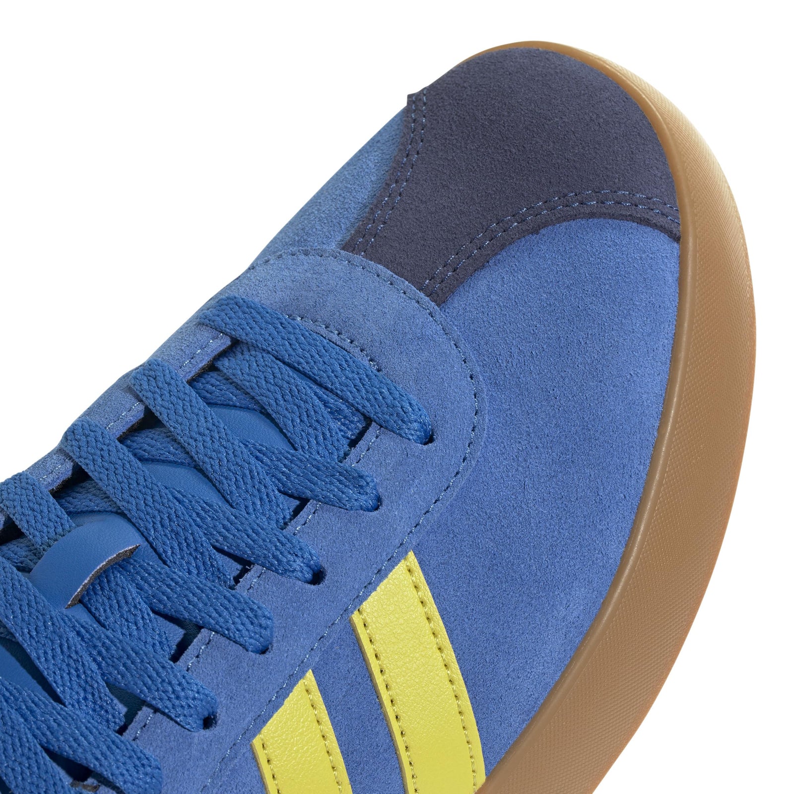 أحذية adidas للرجال مصممة لتجمع بين الراحة والمتانة والأسلوب الرياضي الأيقوني. مصنوعة من مواد قابلة للتنفس مع نعال مبطنة ونعل خارجي قوي لتوفير دعم مثالي أثناء الجري أو التمارين أو الاستخدام اليومي