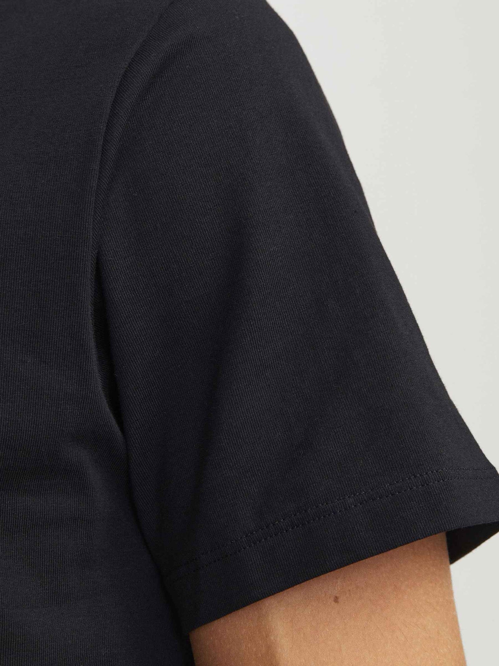 حسّن خزانة ملابسك اليومية مع تيشيرتات JACK & JONES الأساسية للرجال بياقة على شكل V وأكمام قصيرة. مصنوعة من قماش ناعم وقابل للتنفس، توفر هذه التيشيرتات راحة طوال اليوم