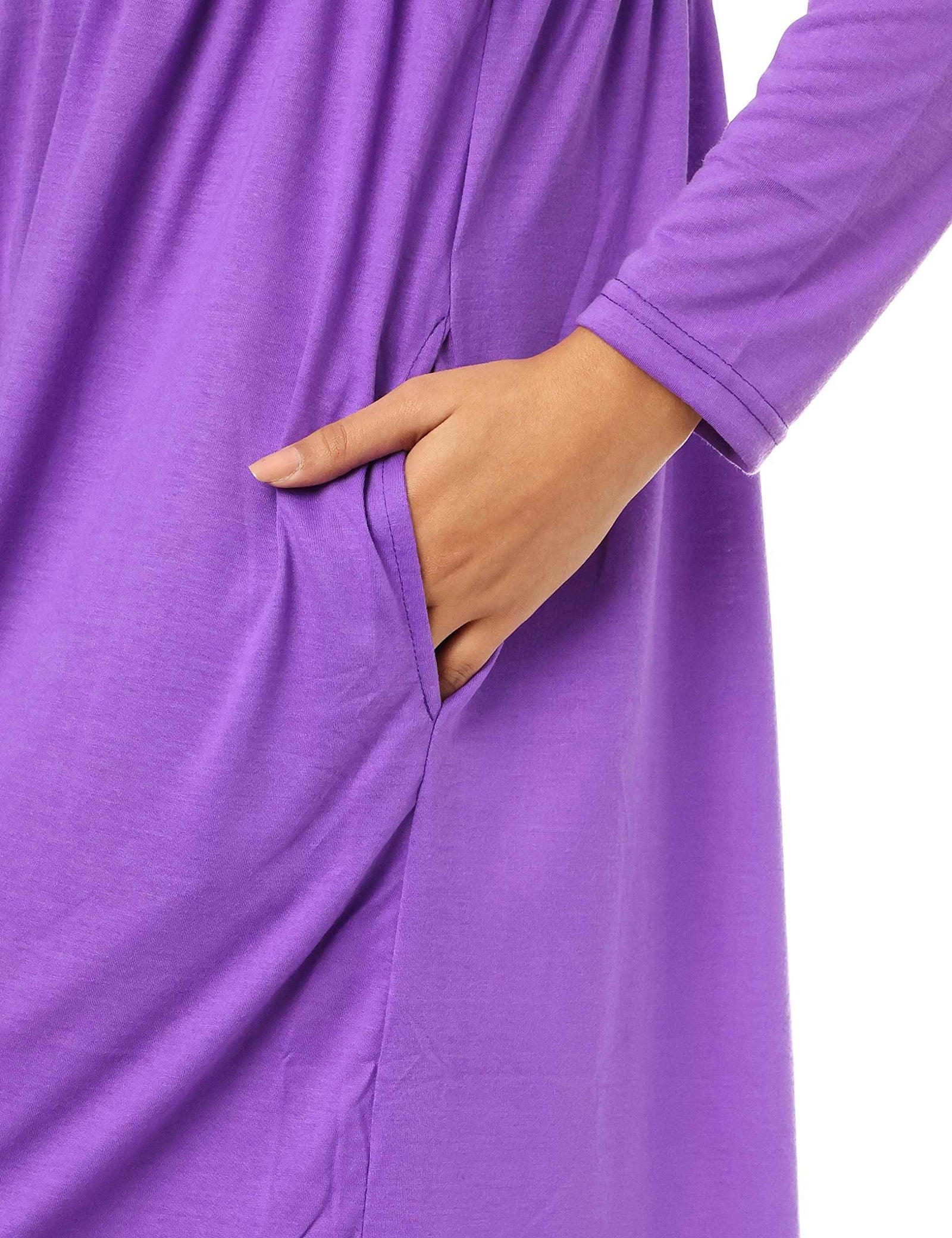 فستان نسائي بأكمام طويلة وياقة دائرية من JAMILA يجمع بين الأناقة والراحة والتنوع. مثالي للطلعات الكاجوال، العمل،