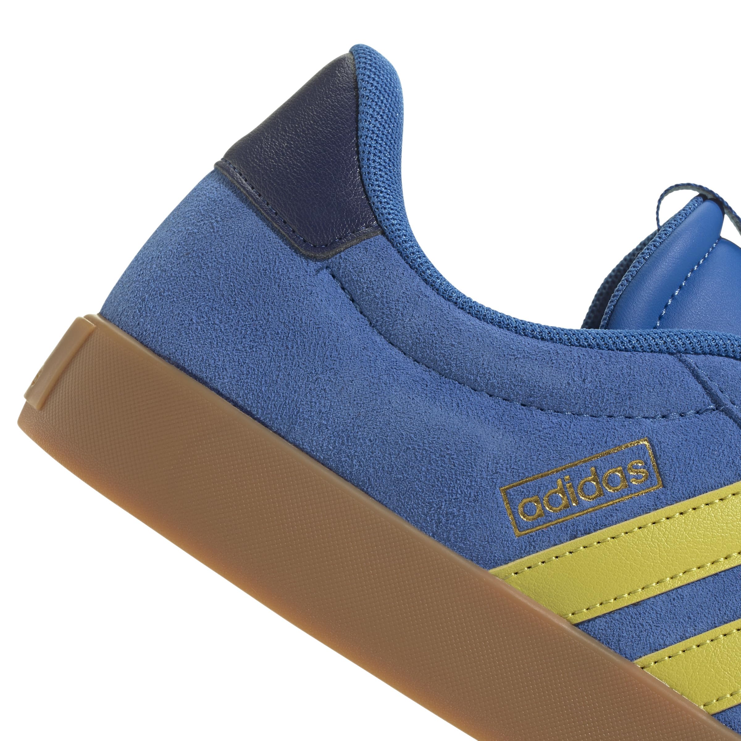أحذية adidas للرجال مصممة لتجمع بين الراحة والمتانة والأسلوب الرياضي الأيقوني. مصنوعة من مواد قابلة للتنفس مع نعال مبطنة ونعل خارجي قوي لتوفير دعم مثالي أثناء الجري أو التمارين أو الاستخدام اليومي