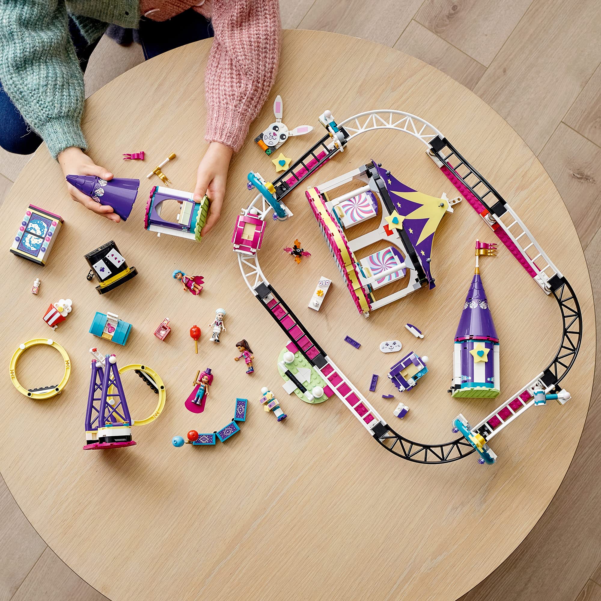 مجموعة بناء لعبة الأفعوانية في معرض المرح السحري LEGO Friends 41685؛ مجموعة لعب تمثيلية للأطفال الذين يحبون ألعاب المنتزهات الترفيهية؛ جديد 2021 (974 قطعة)