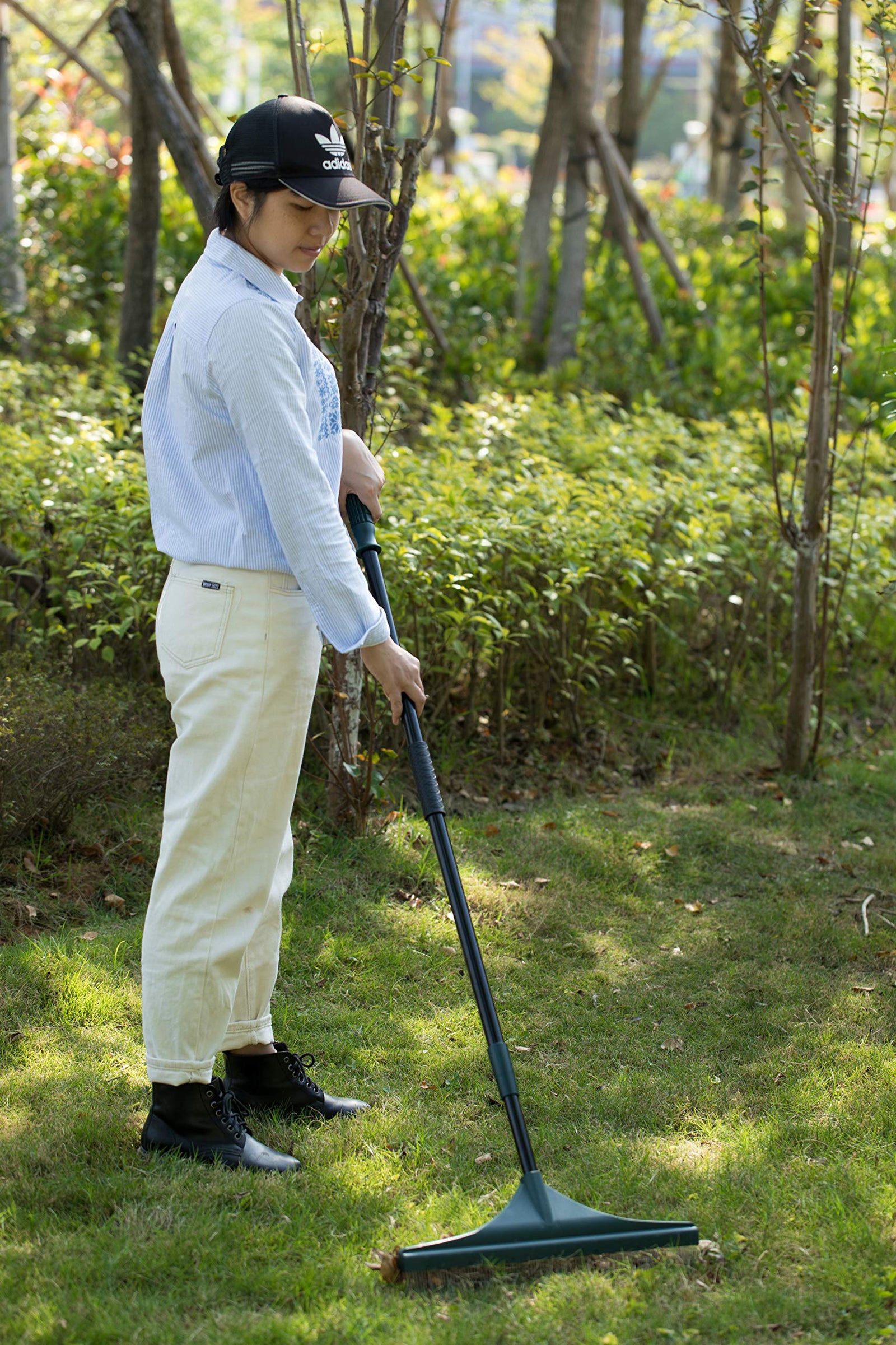 Gardenised Artificial Turf Rake with Extendable Telescopic Handle