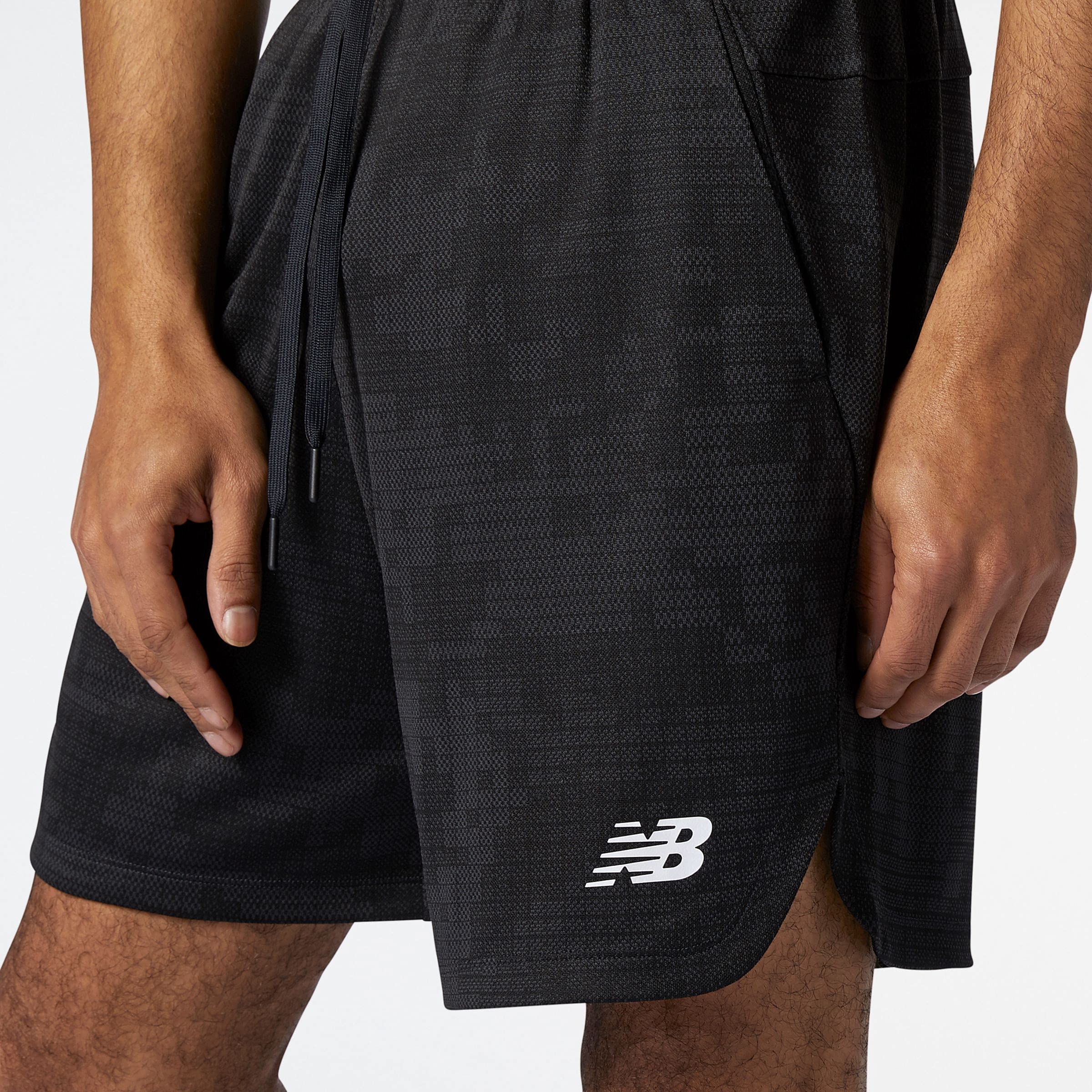 شورت من New Balance رجالي مصمم لتوفير الراحة والأداء العملي والاستخدام اليومي 
