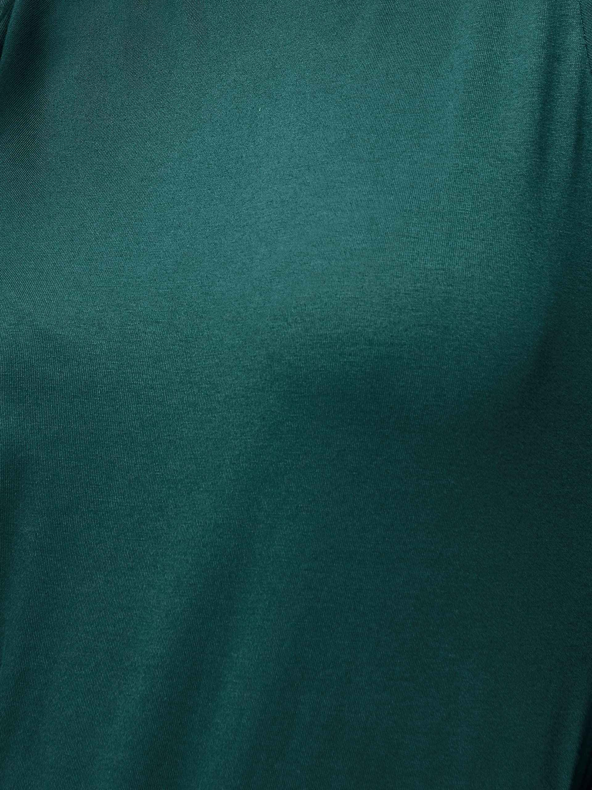 بلوزات نسائية من Miss Olive تجمع بين الأناقة والراحة والأسلوب العصري. مصنوعة من خامة ناعمة تسمح بمرور الهواء، وتمنح قَصّة مريحة تناسب العمل، الخروج اليومي، أو المناسبات الخاصة – Safqqa Egypt