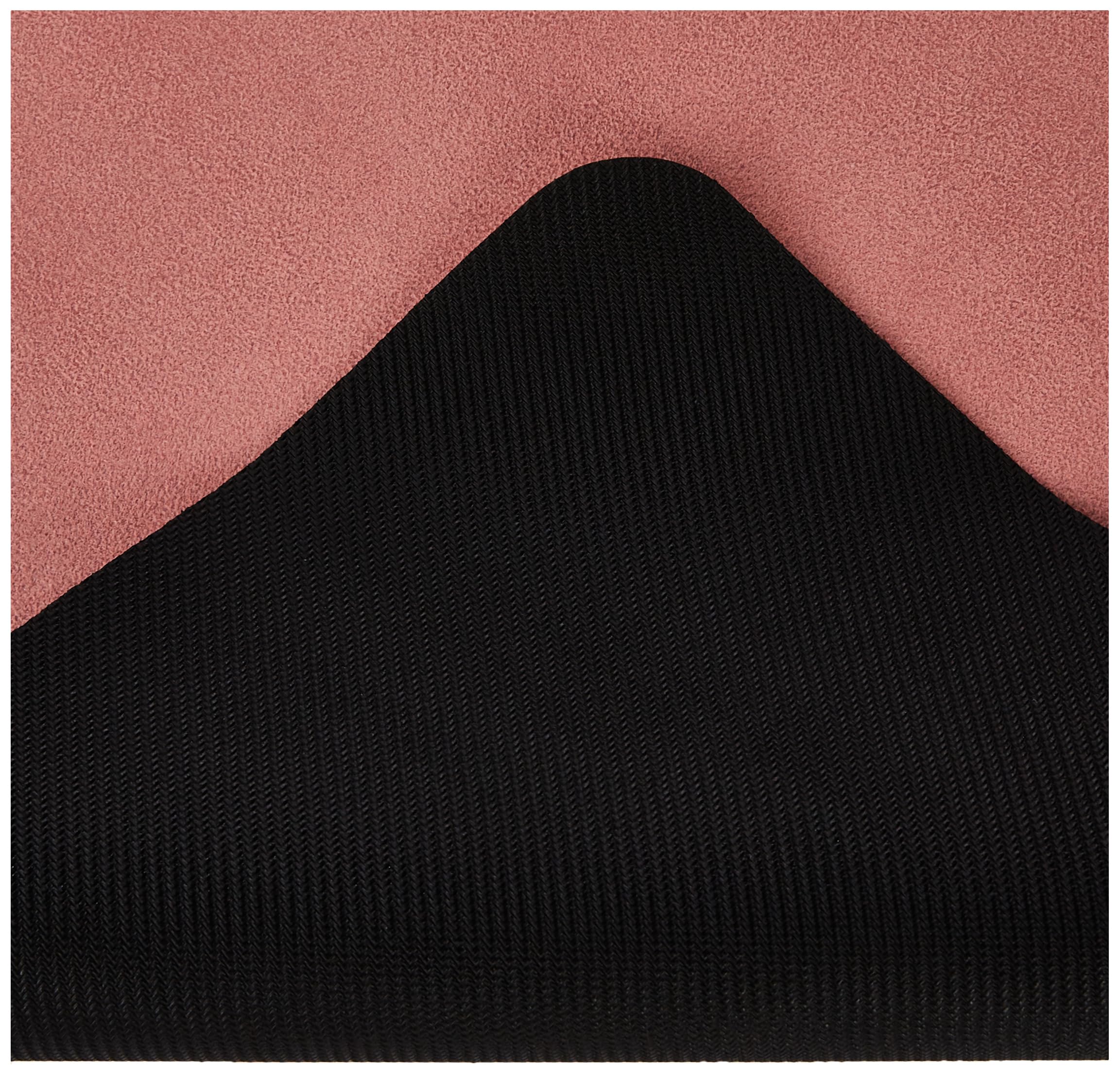 حصيرة اليوغا من بريكلي بير بتصميم فايند بالانس، بسطح من الشمواه غير قابل للانزلاق وسماكة 1 ملم. تتميز هذه الحصيرة الخفيفة جدًا والمخصصة للسفر بثبات ممتاز حتى أثناء الحركات الصعبة،