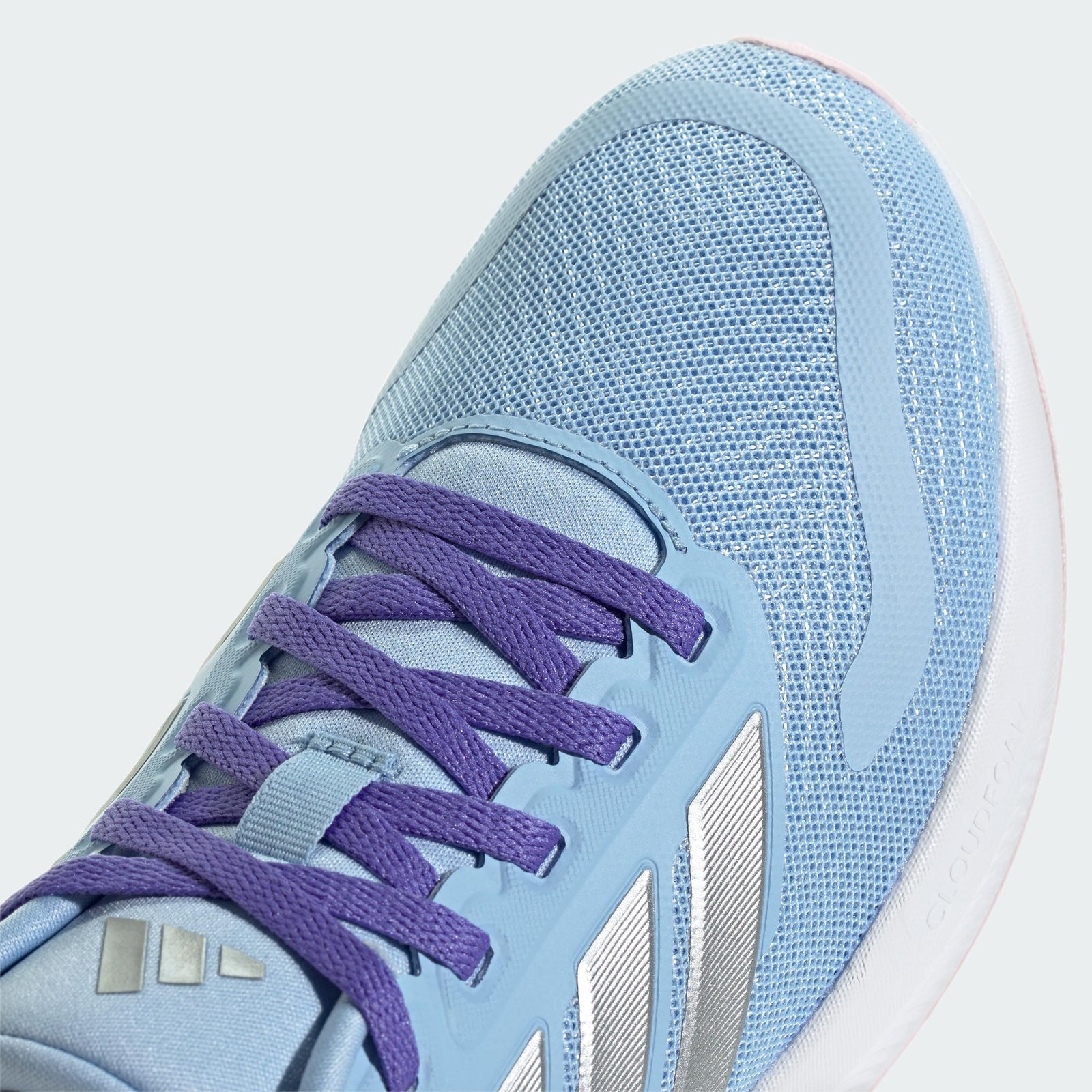 أحذية adidas للأولاد مصممة لتمنح الراحة والمتانة والمظهر الرياضي لدعم الأطفال النشطين. تتميز بأقمشة قابلة للتنفس مع نعال مبطنة ونعل خارجي قوي للحفاظ على راحة وحماية القدمين طوال اليوم