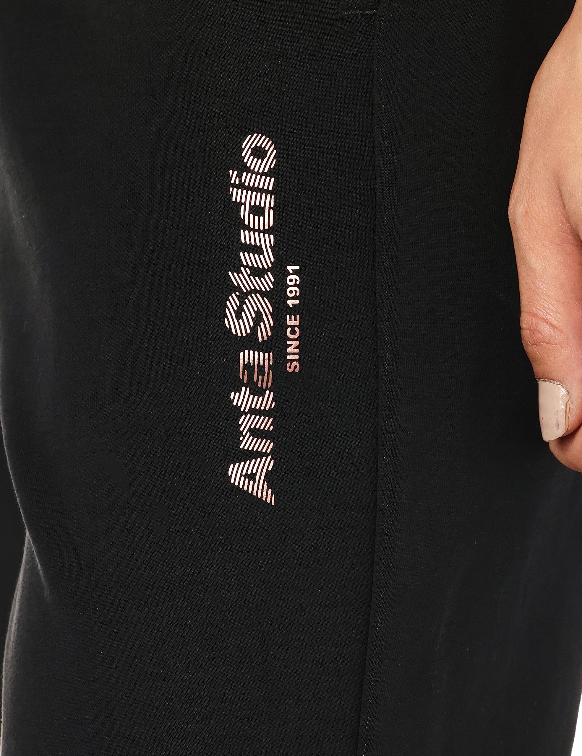 بنطال أنتا للنساء المصمم ليمنحك مرونة عالية وأداءً مميزاً في كل حركة. مصنوع من قماش خفيف وقابل للتمدد يسمح بمرور الهواء ويمنح حرية كاملة أثناء التمارين أو الاستخدام اليومي