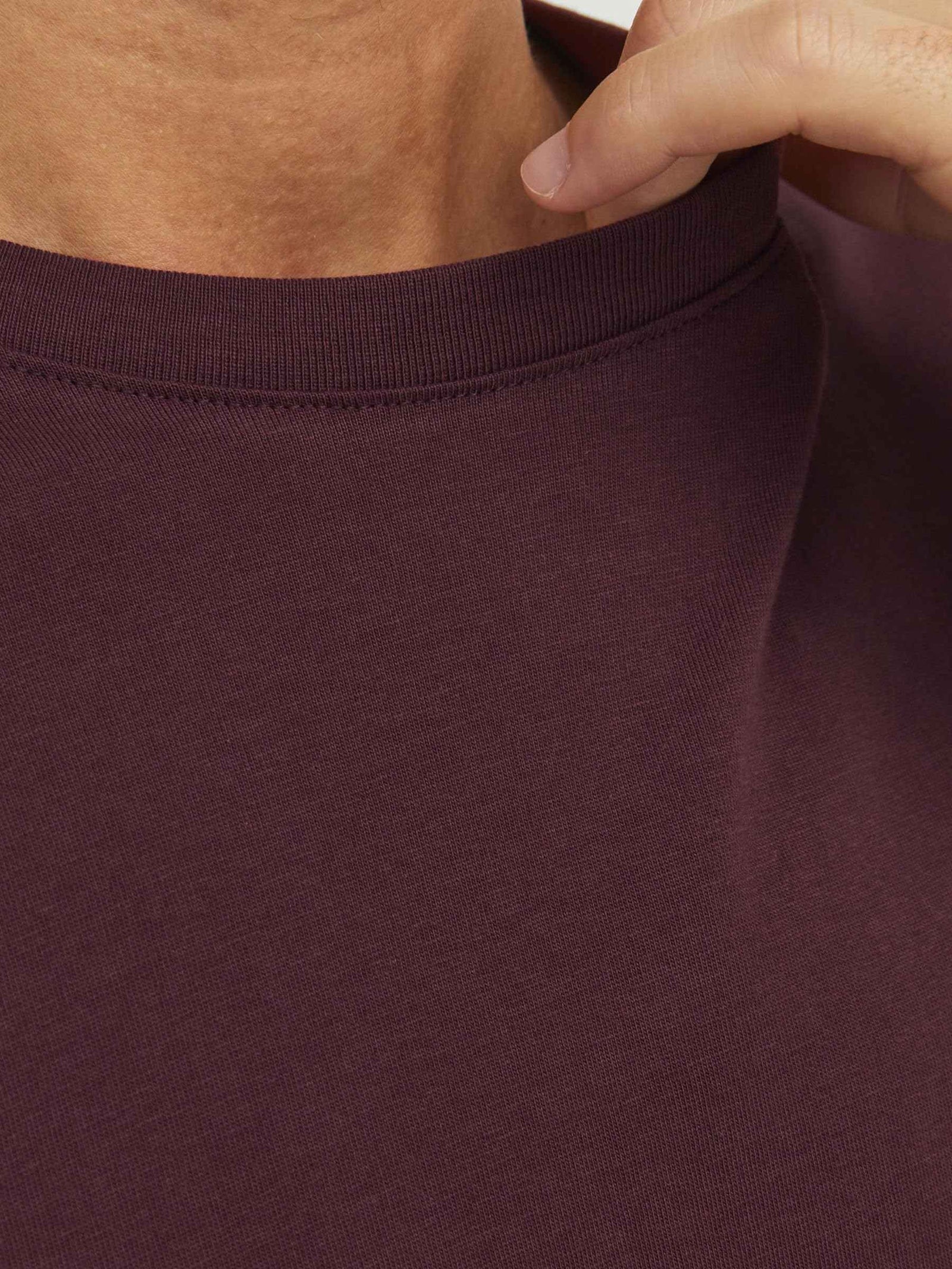 تيشيرتات رجالي من Jack & Jones تتميز بخامة ناعمة تسمح بمرور الهواء، مما يوفر راحة كبيرة طوال اليوم. تأتي بتصميم عصري يناسب الخروج والعمل والاستخدام اليومي